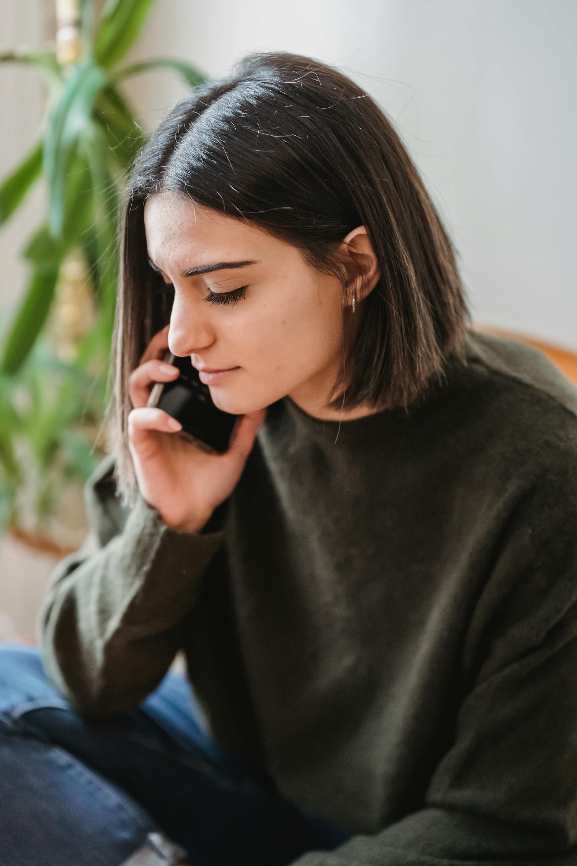 Une femme parlant au téléphone | Source : Pexels