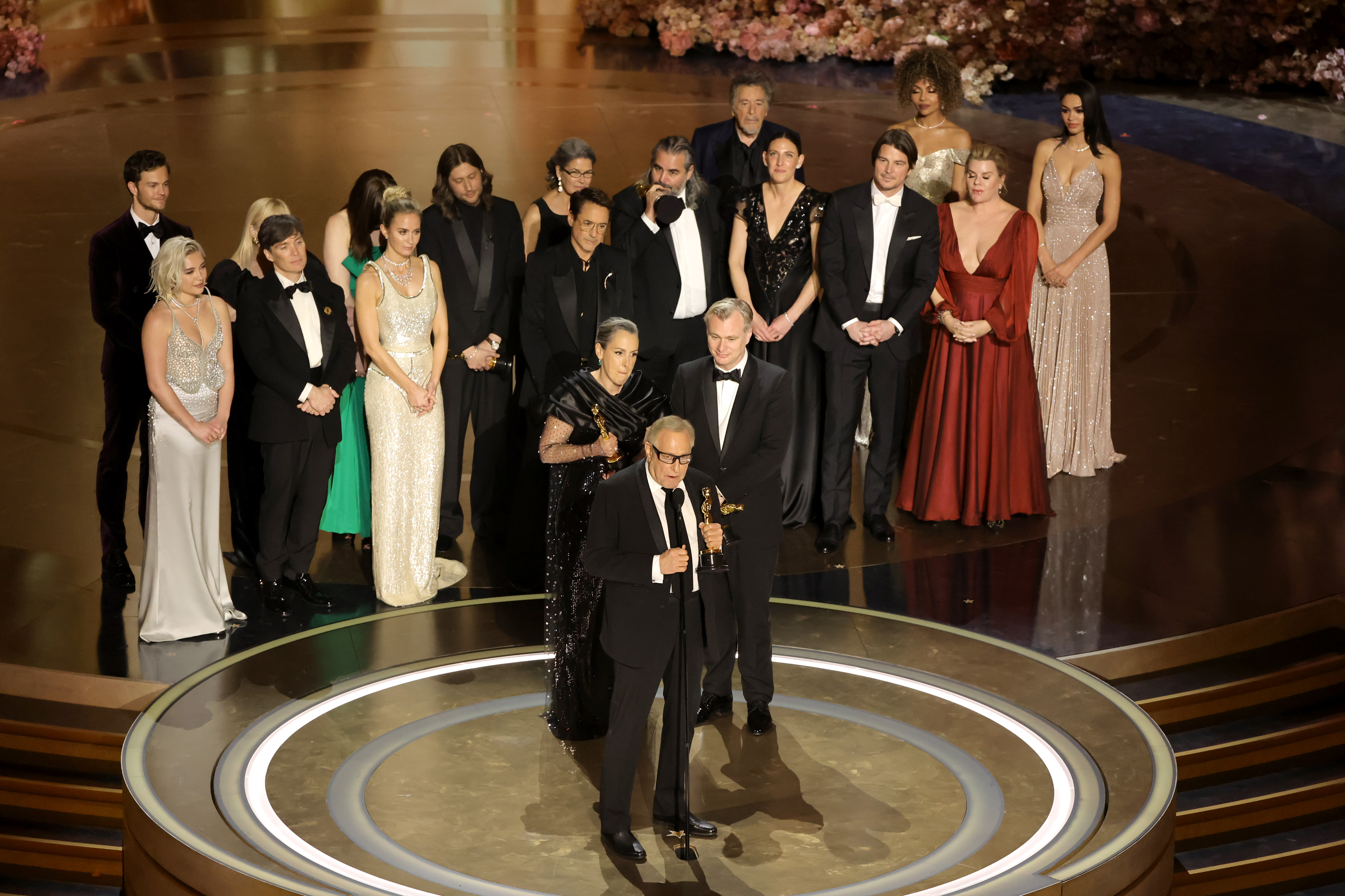 Emma Thomas, Charles Roven et Christopher Nolan ont accepté le prix du meilleur film pour Oppenheimer lors de la 96e cérémonie des Oscars, le 10 mars 2024 | Source : Getty Images