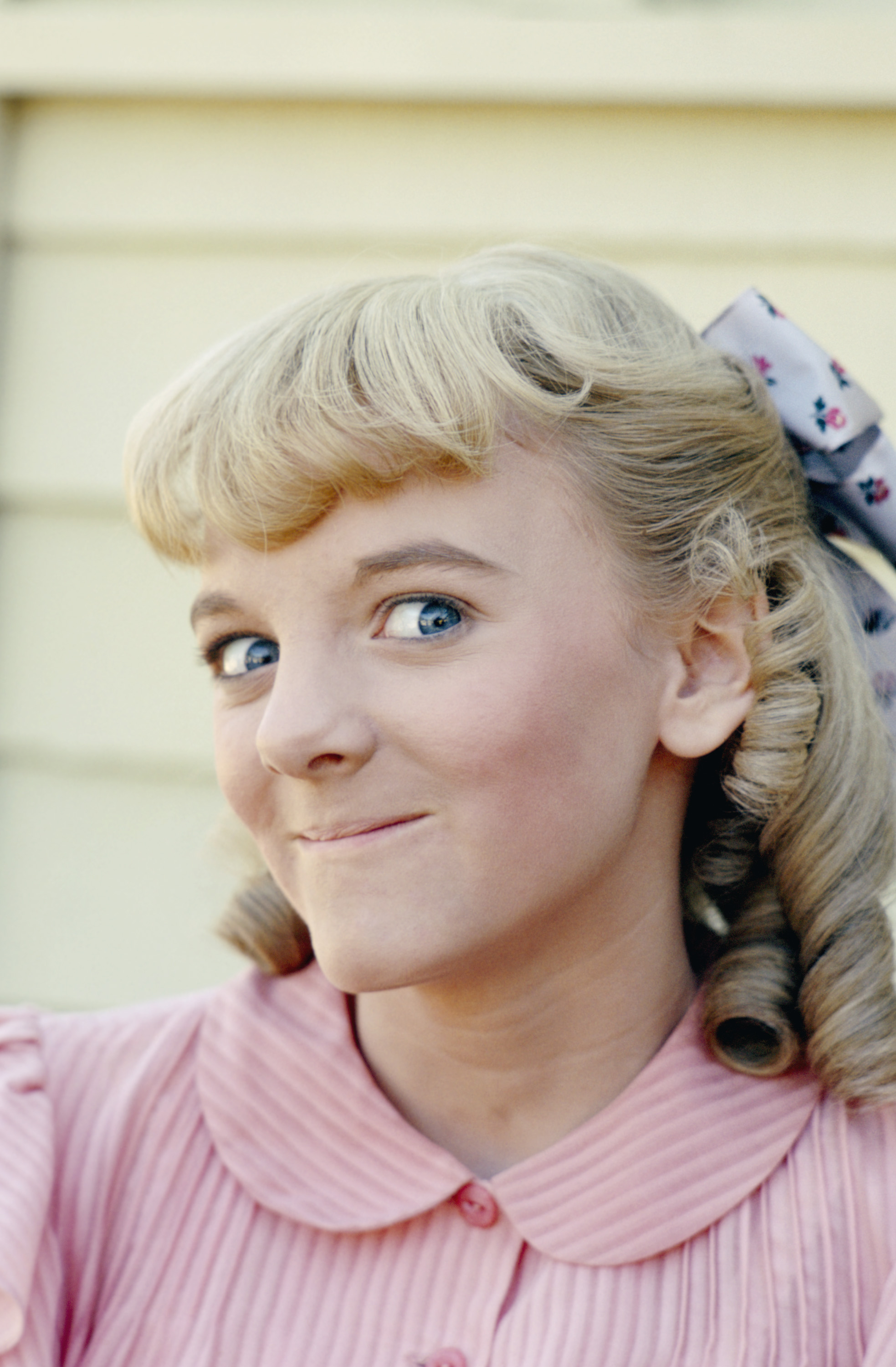 Le regard écarquillé de Nellie est devenu l'une des marques de fabrique du personnage, annonçant souvent qu'un nouveau coup était sur le point de se dérouler. Cette expression espiègle a contribué à faire d'elle l'une des jeunes méchantes les plus inoubliables de la télévision. | Source : Getty Images