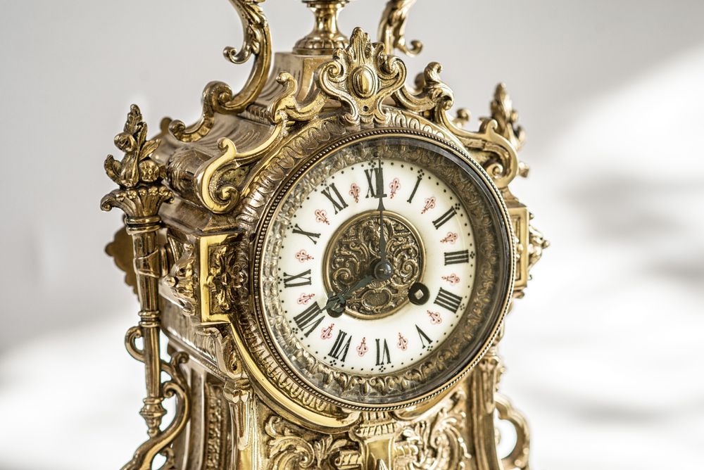 Une horloge vintage en bronze. | Source : Shutterstock