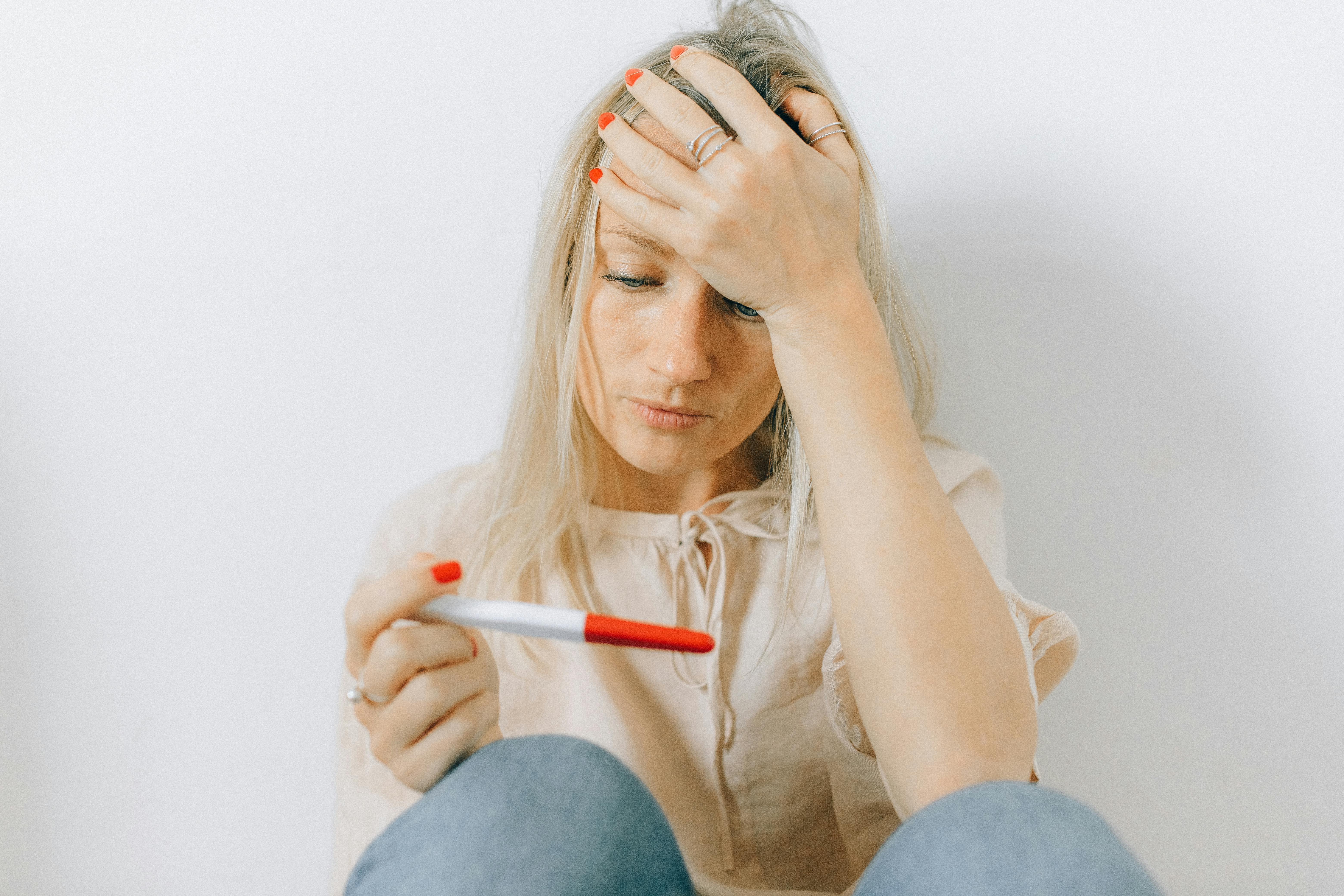 Awoman avec un test de grossesse | Source : Pexels