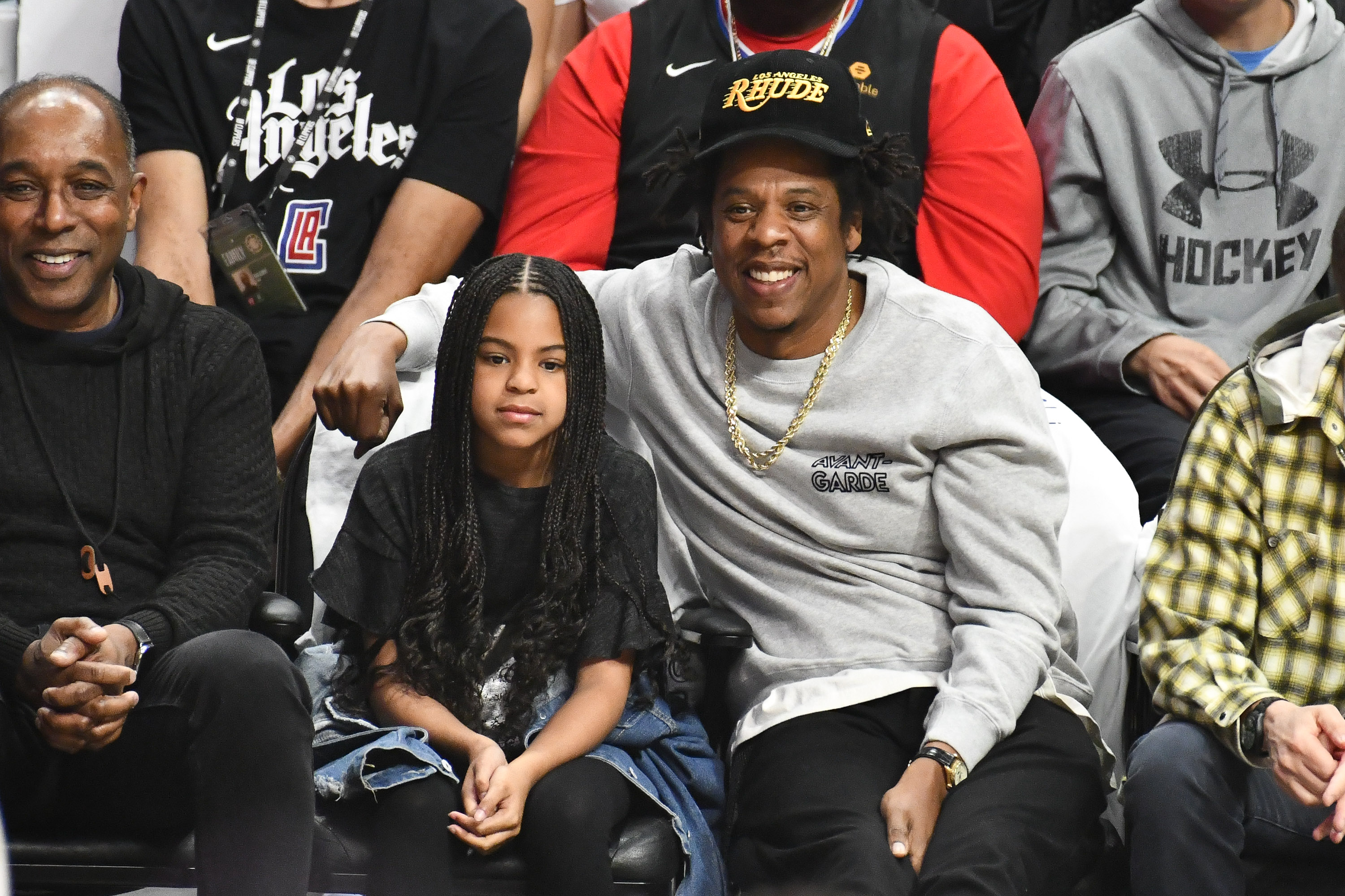 Jay-Z et Blue Ivy Carter assistent à un match de basket entre les Los Angeles Clippers et les Los Angeles Lakers le 8 mars 2020 à Los Angeles, Californie | Source : Getty Images