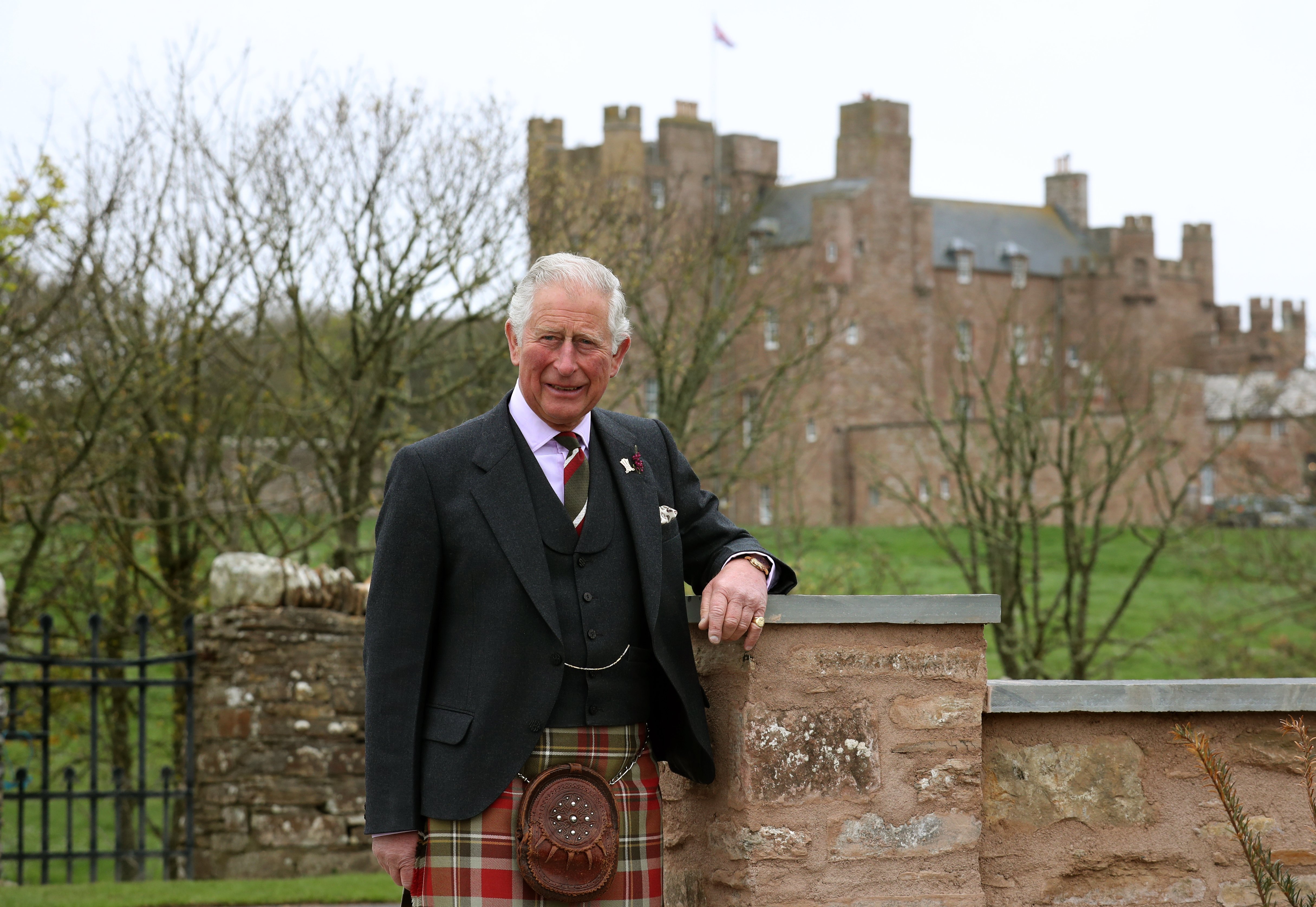 Le prince Charles pose pour une photo devant le château de Mey après avoir officiellement ouvert le logement du grenier le 1er mai 2019. | Source : Getty Images