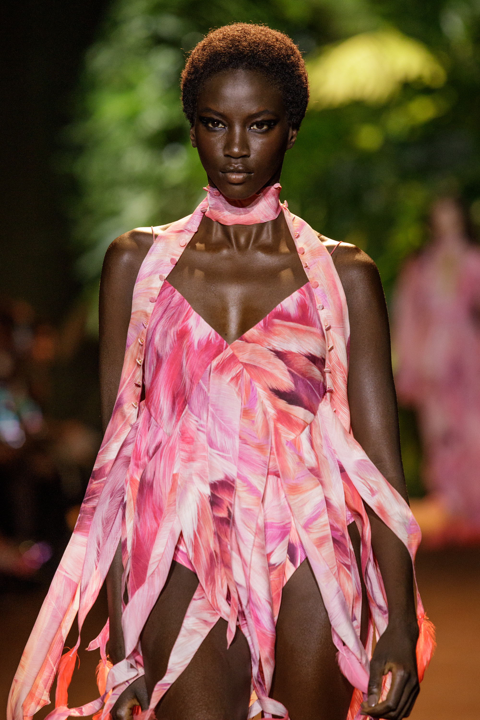 Anok Yai marche sur le podium lors du défilé Roberto Cavalli pendant la semaine de la mode de Milan en Italie, le 20 septembre 2023 | Source : Getty Images