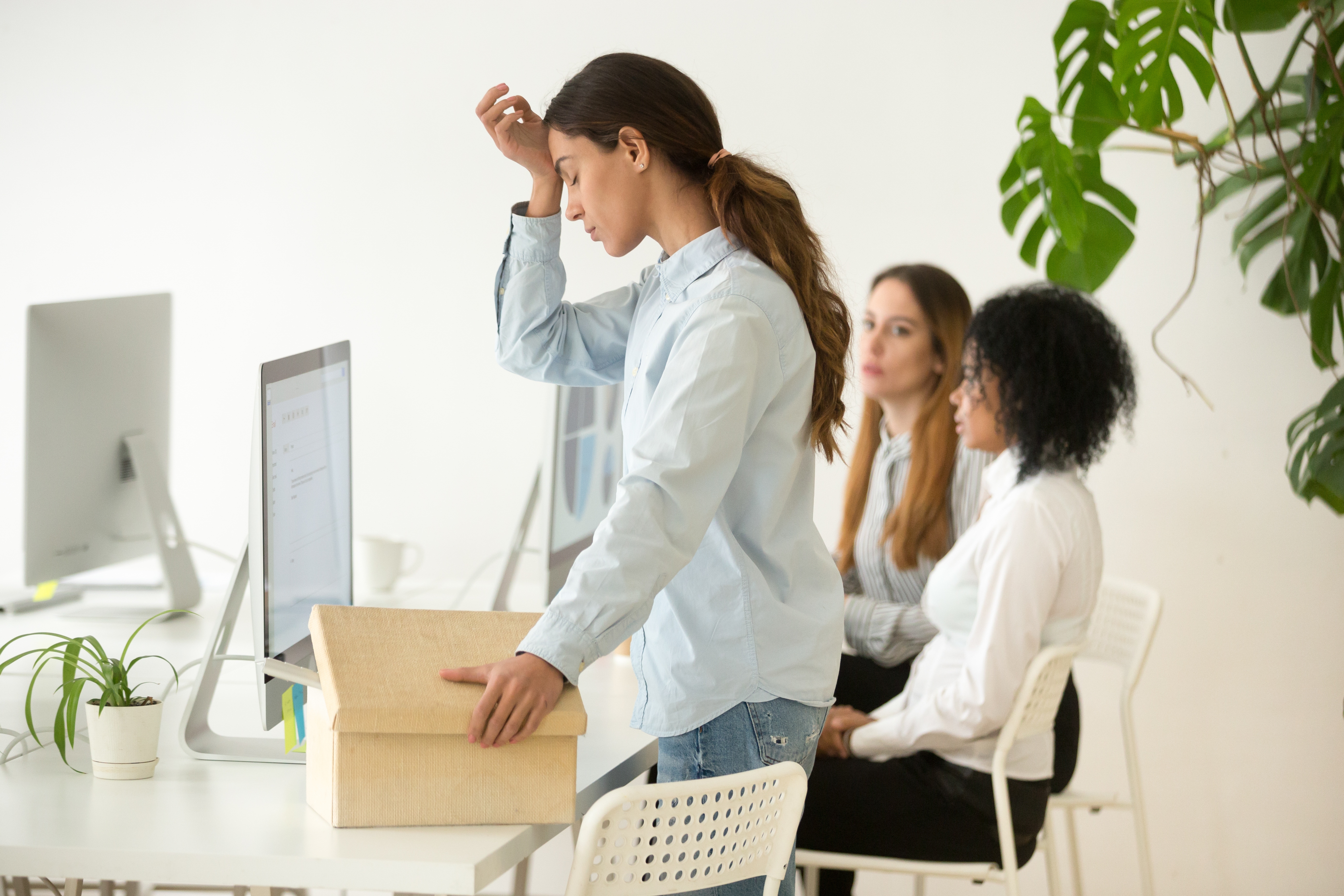 Employée frustrée se préparant à partir après s'être fait renvoyer de son travail | Source : Shutterstock