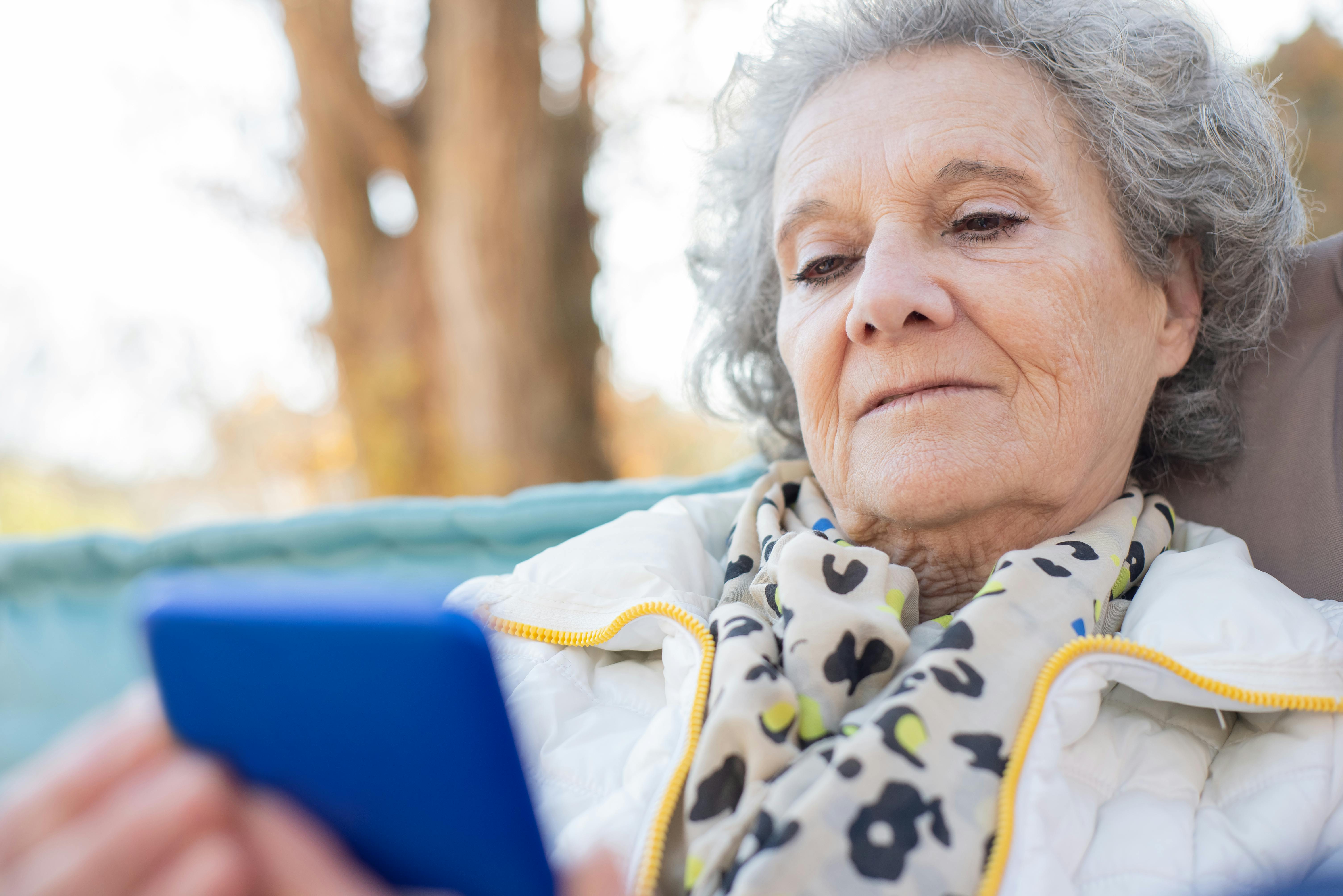 Une femme âgée passant un appel sur son téléphone portable | Source : Pexels