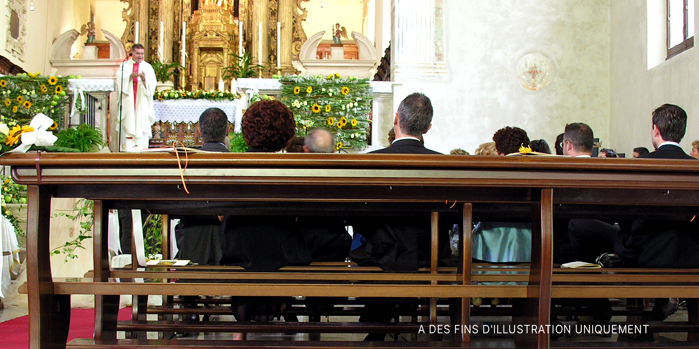 Des gens assis dans une église | Source : Flickr