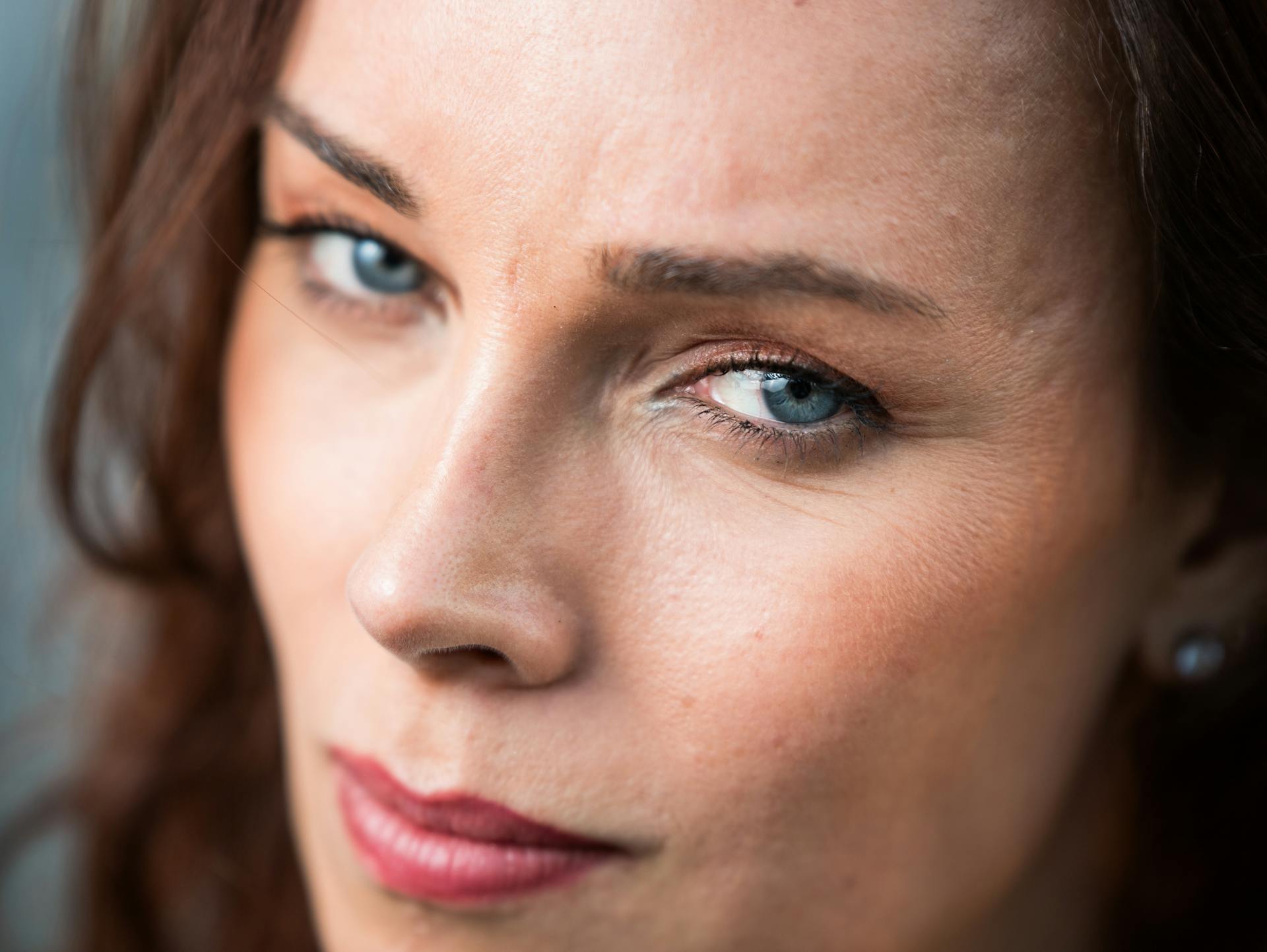 Une femme qui jette un coup d'œil à quelqu'un | Source : Pexels