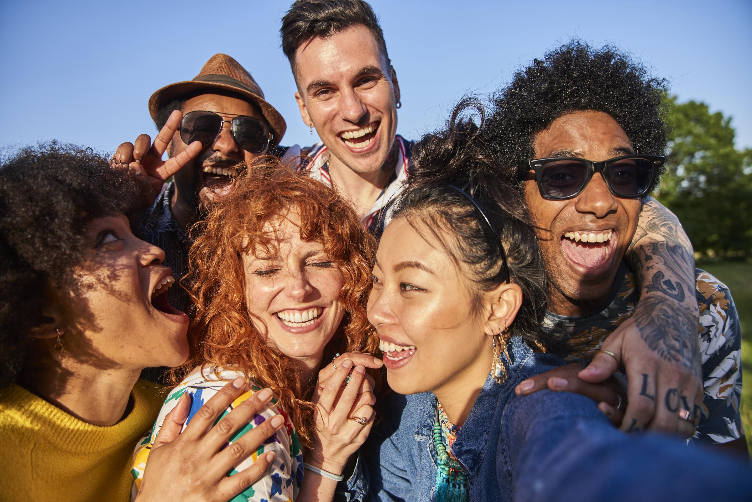 Un groupe d'amis prenant un selfie | Source : Getty Images