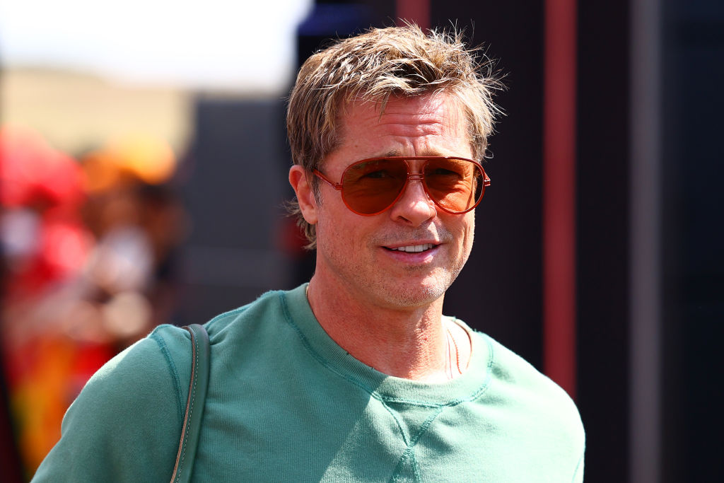 BUDAPEST, HONGRIE - 19 JUILLET : Brad Pitt, star du prochain film sur la Formule 1, F1, marche dans le paddock avant l'entraînement du Grand Prix de Hongrie de Formule 1 au Hungaroring, le 19 juillet 2024 à Budapest, en Hongrie. (Photo par Mark Thompson/Getty Images)