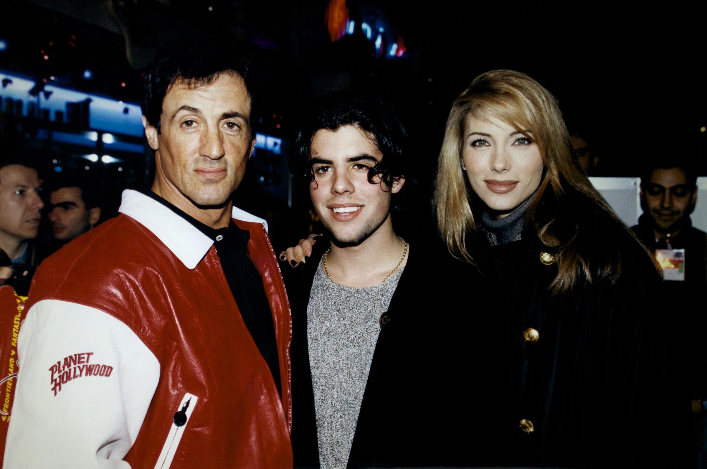 Sylvester Stallone avec son fils Sage et sa femme Jennifer Flavin le 25 novembre 1995 | Source : Getty Images