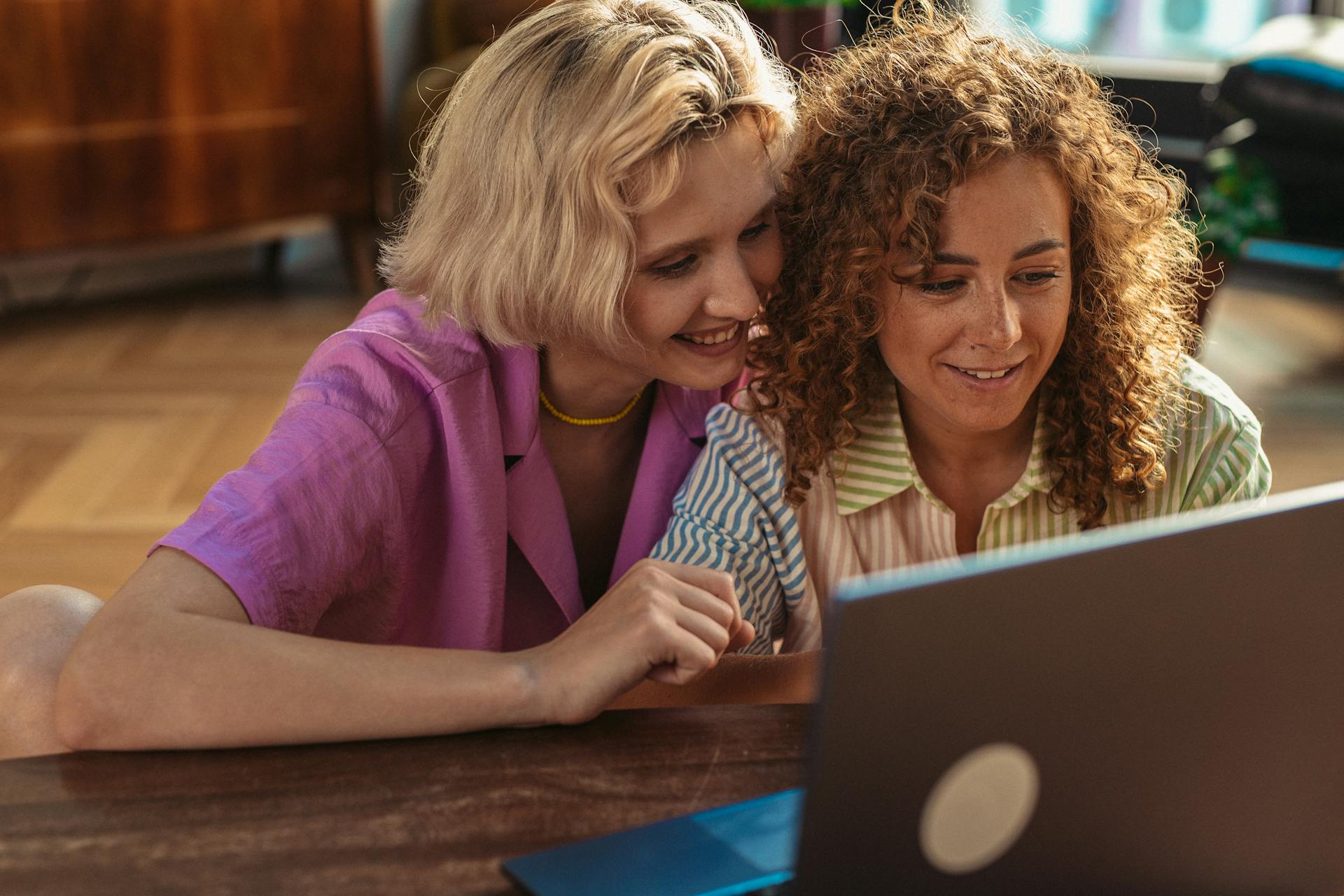 Des amis heureux | Source : Pexels