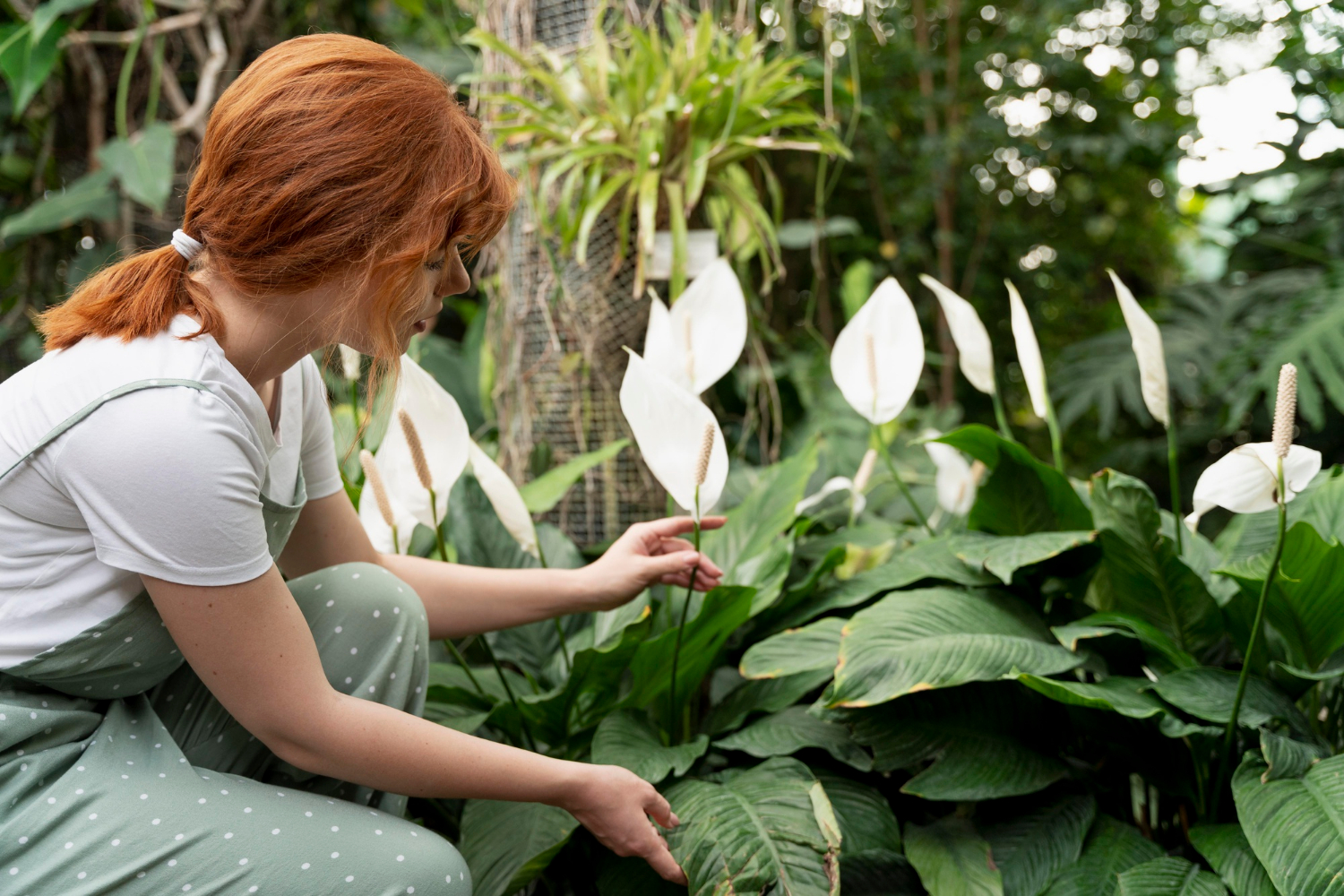 Une jeune femme s'occupant des plantes dans un jardin | Source : Freepik