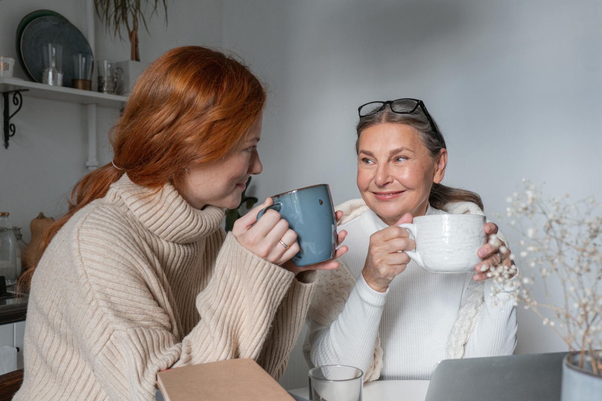 Deux personnes souriant et buvant du thé | Source : Pexels