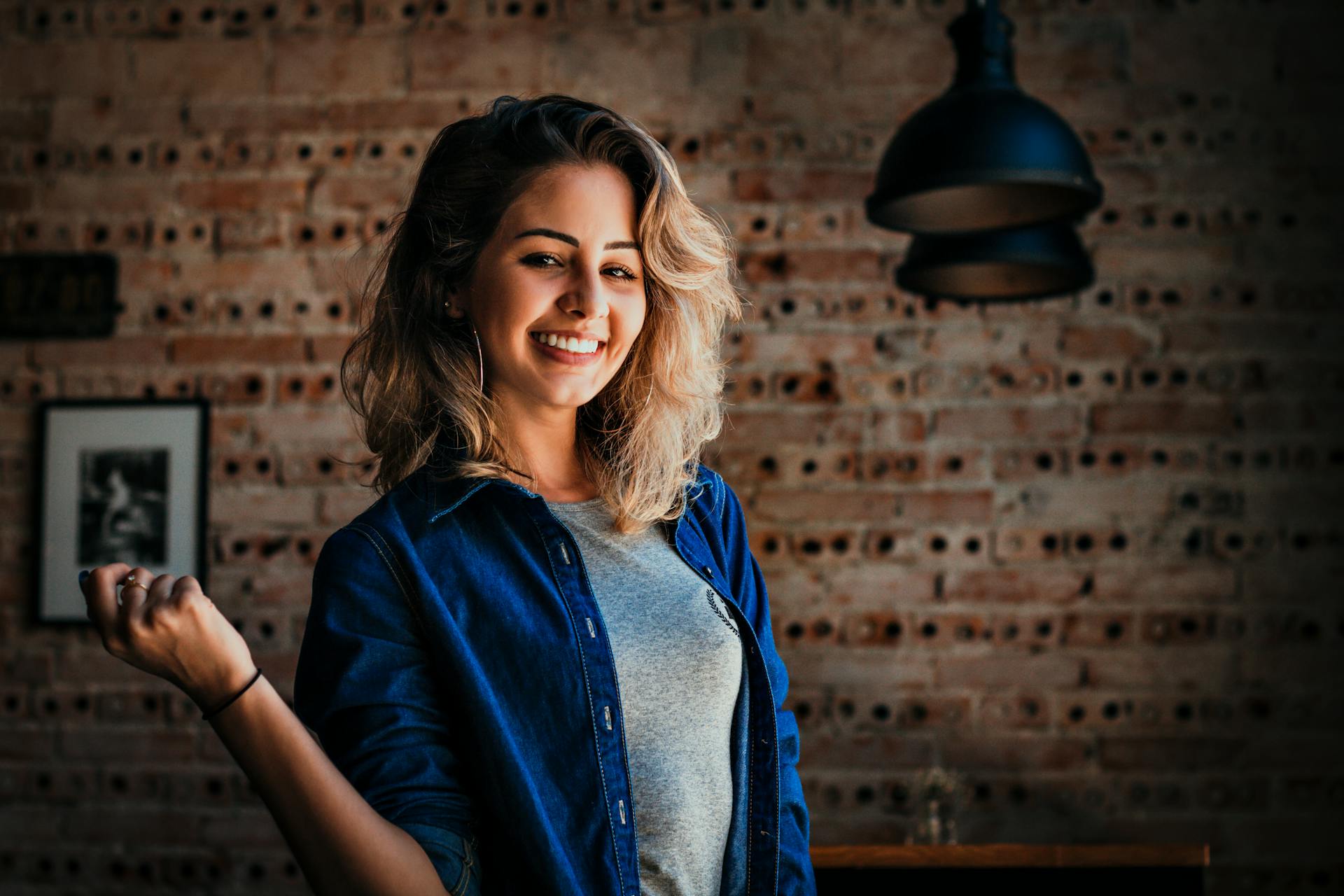 Une femme souriante | Source : Pexels