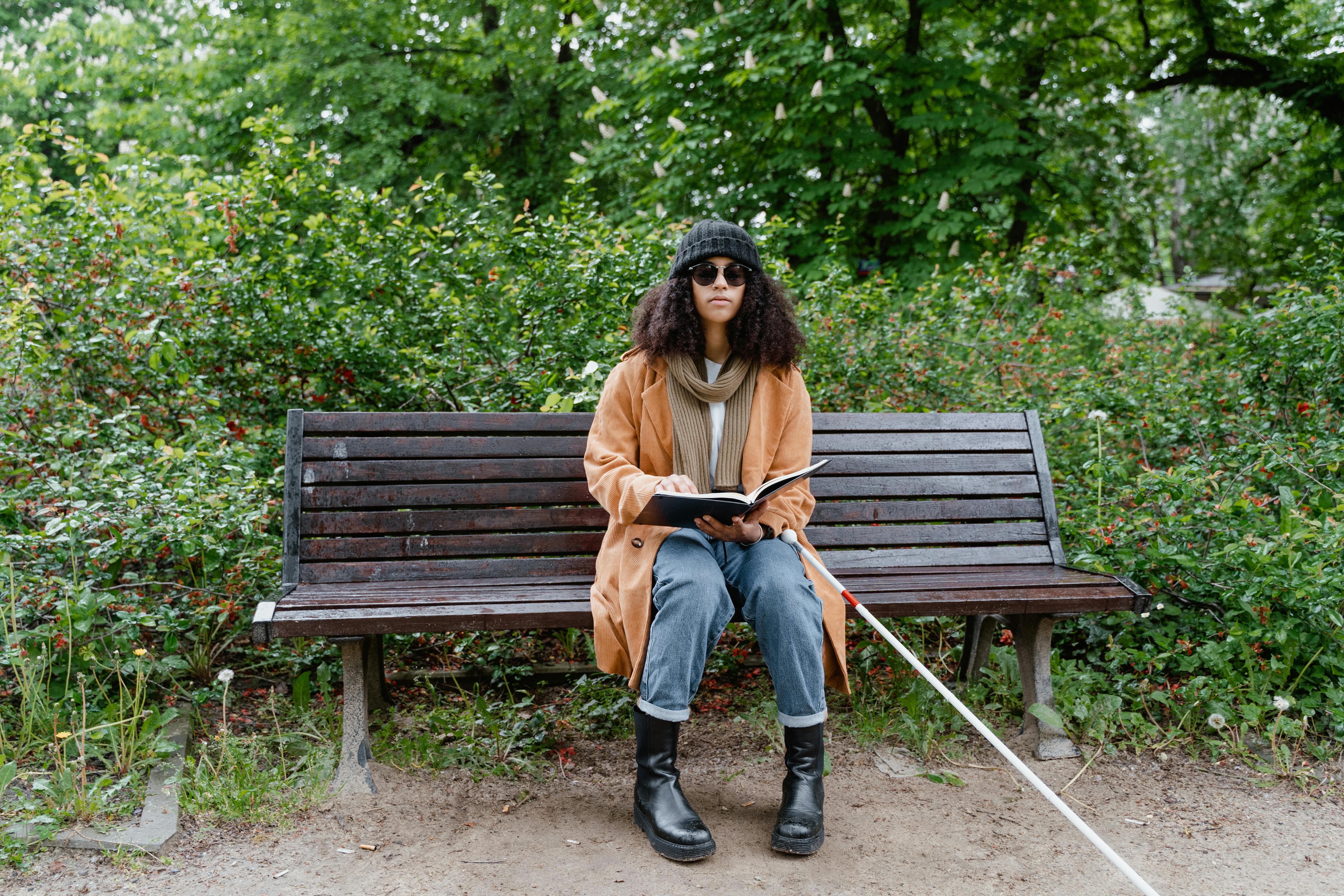 Une femme aveugle sur un banc public | Source : Pexels