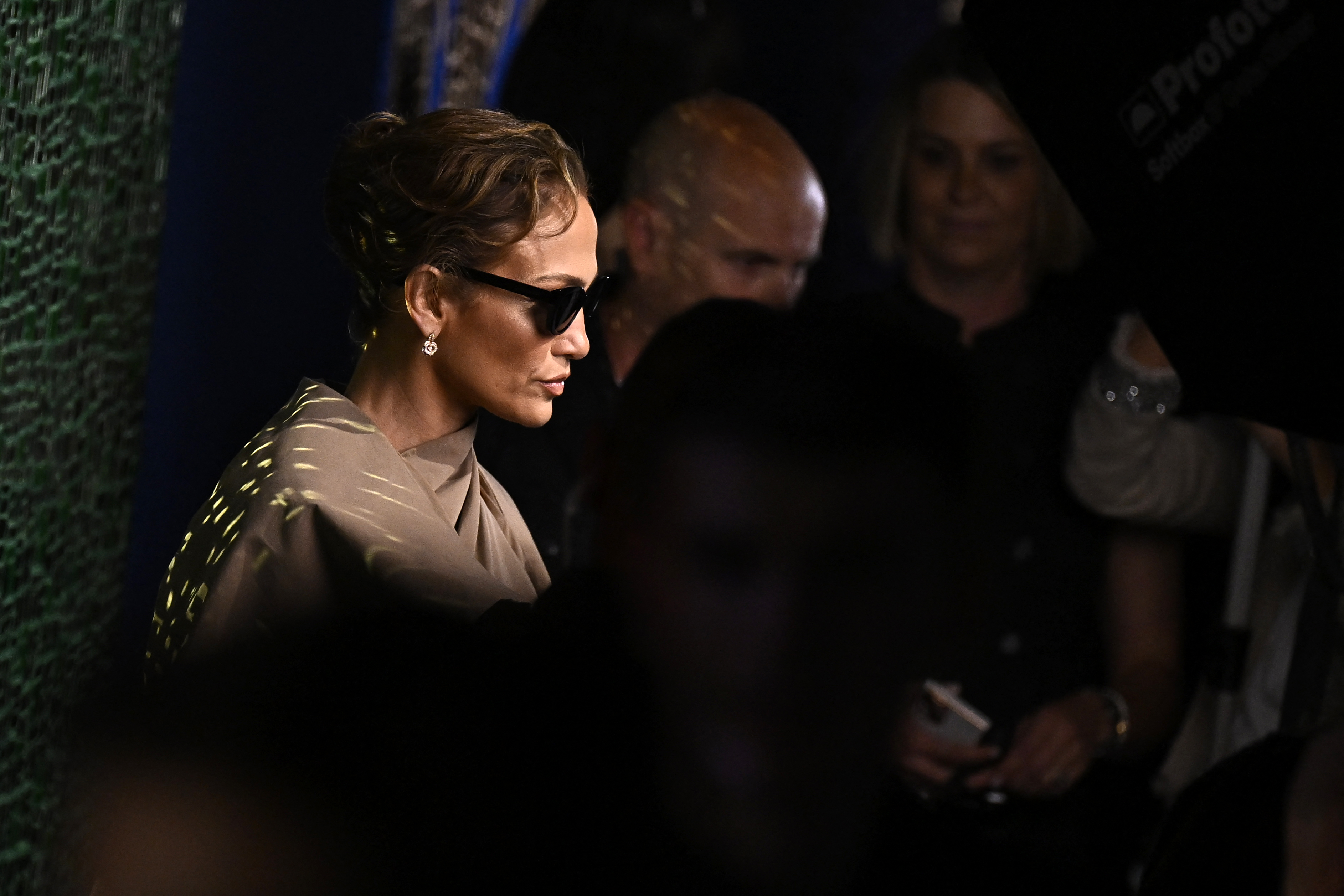 Jennifer Lopez assiste au défilé haute couture automne/hiver 2024 de Christian Dior lors de la semaine de la mode à Paris, le 24 juin 2024 | Source : Getty Images