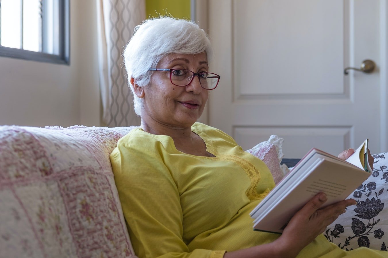 Une femme âgée lisant un livre. l Source : Unsplash