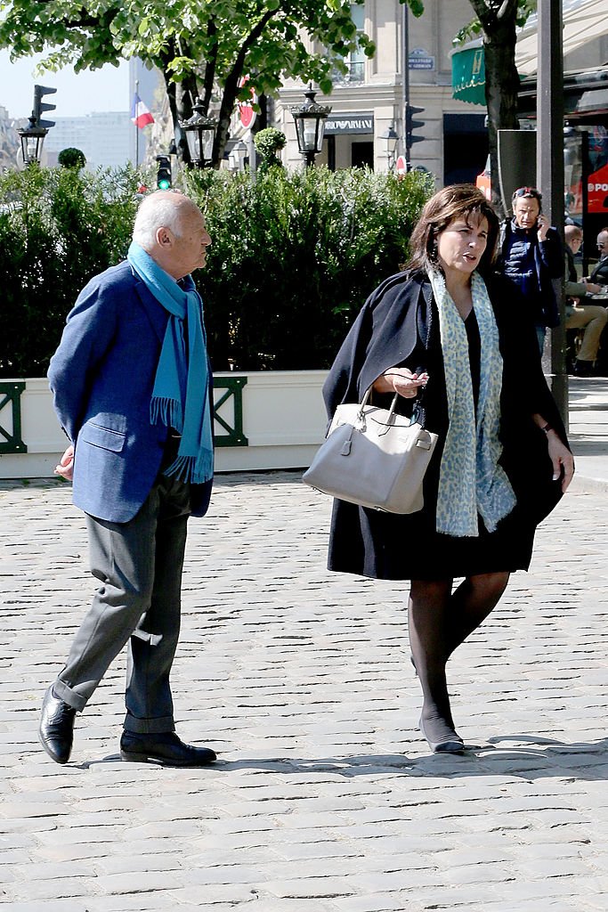  Anne Sinclair et Pierre Nora assistent aux funérailles de l'écrivain français Régine Deforges à l'église Saint-Germain, le 10 avril 2014 à Paris, France. | Photo : Getty Images