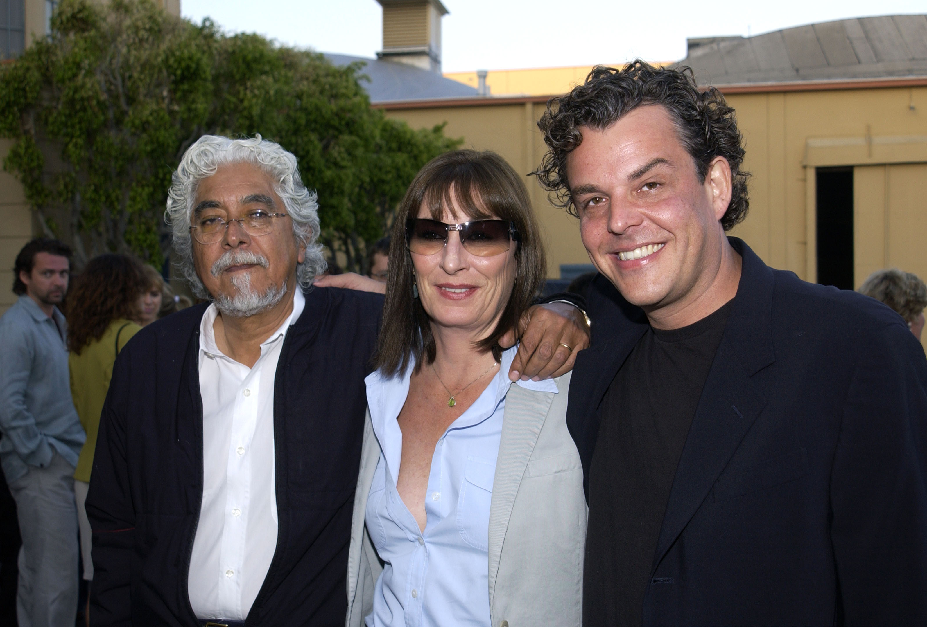 Robert Graham, Anjelica Huston et Danny Huston sont vus lors de la première de "Ivansxtc" à Los Angeles. Los Angeles aux Raleigh Studios à Los Angeles, Californie. | Source : Getty Images