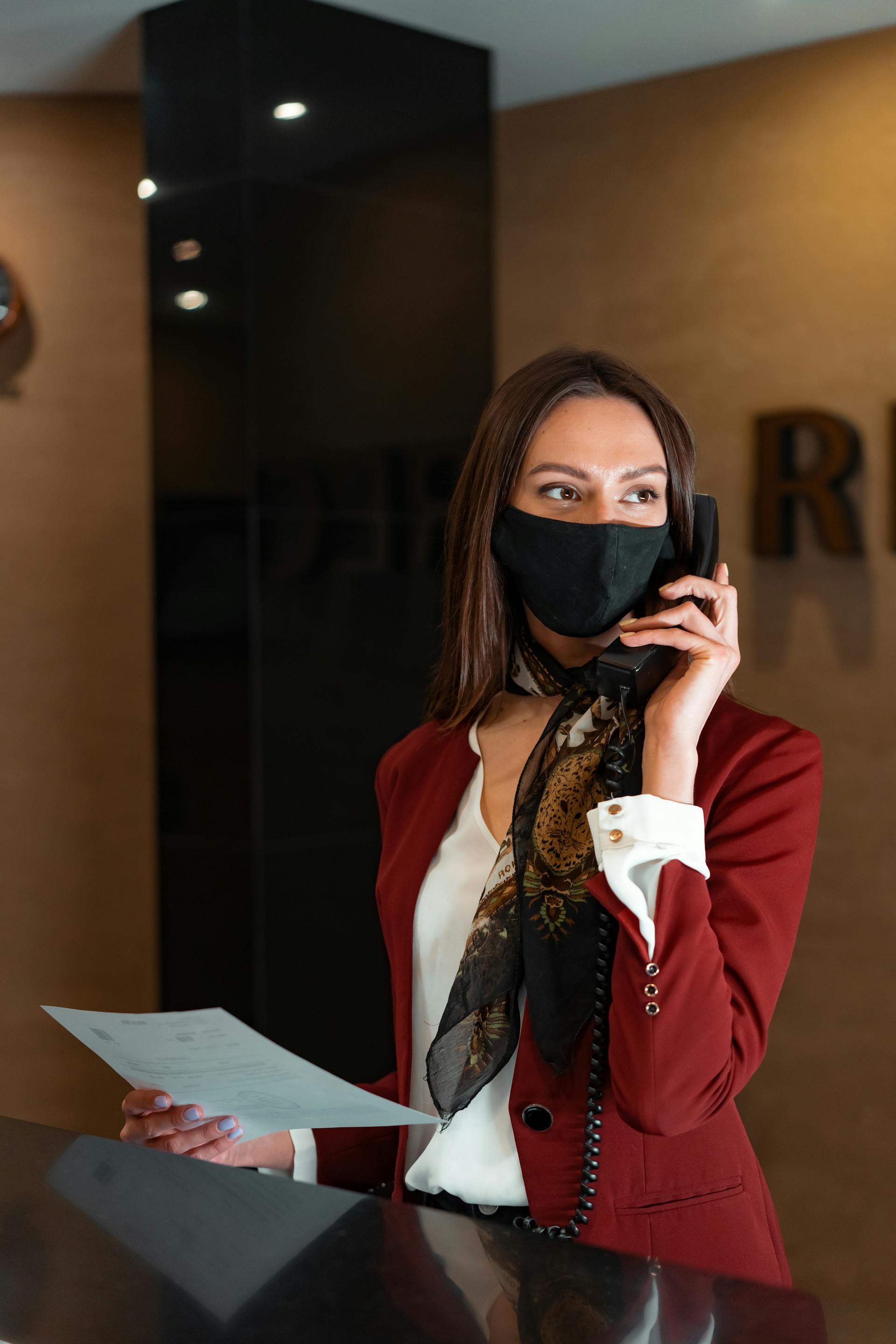 Un réceptionniste d'hôtel en train de parler au téléphone | Source : Pexels