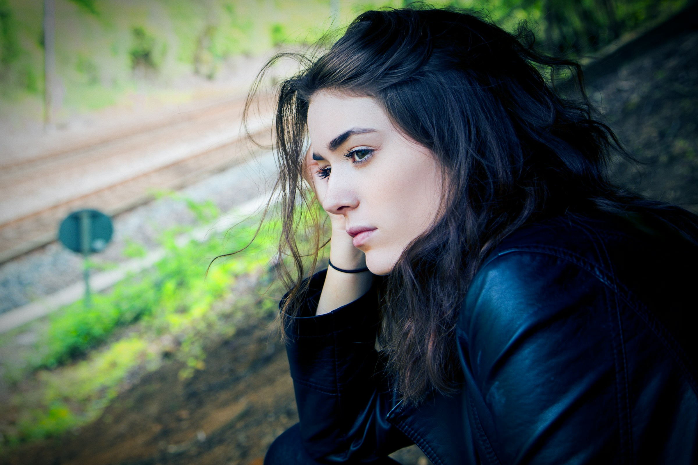 Une jeune femme réfléchie assise à l'extérieur pendant la journée | Source : Unsplash