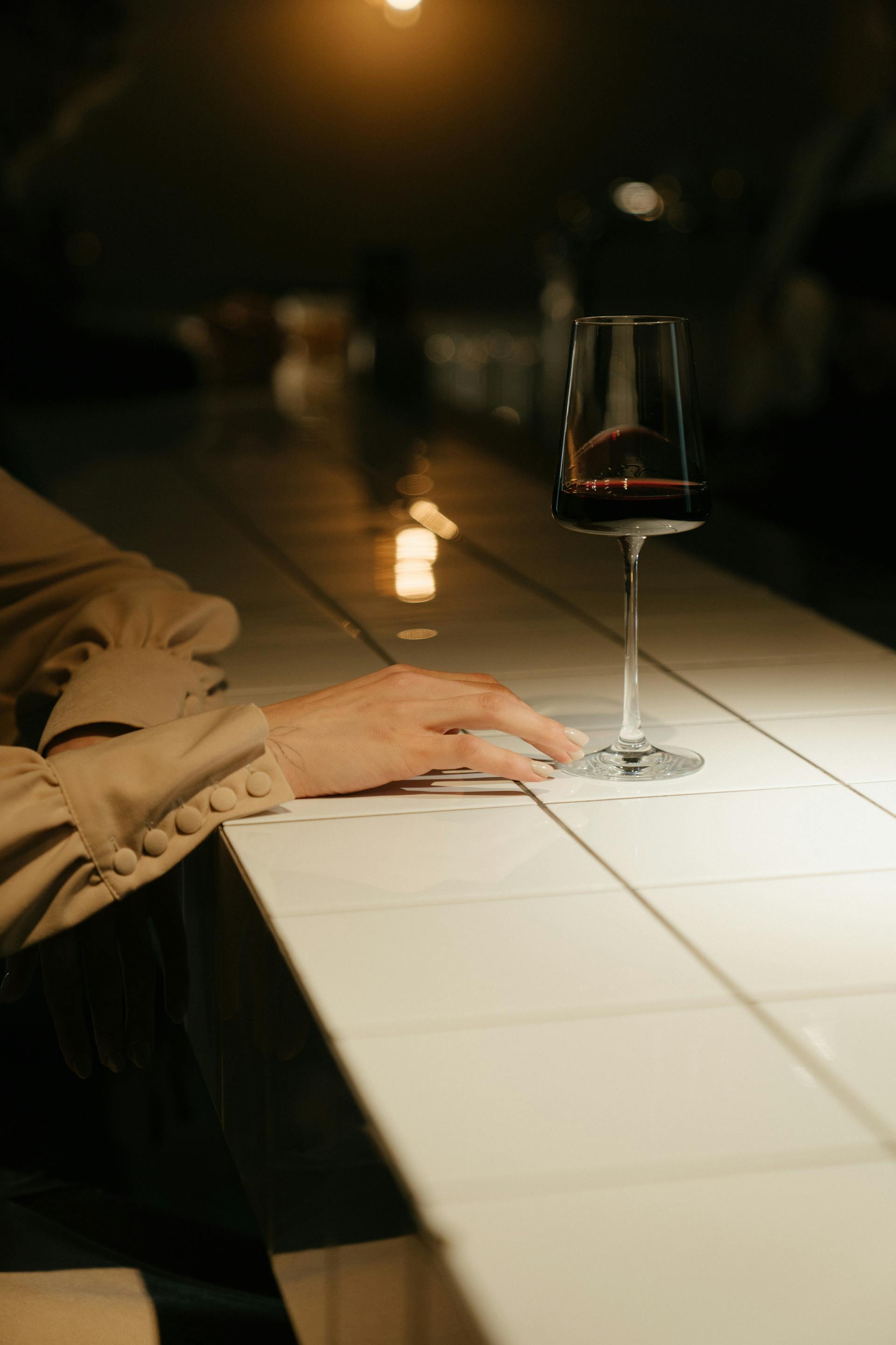 Femme avec un verre de vin | Source : Pexels