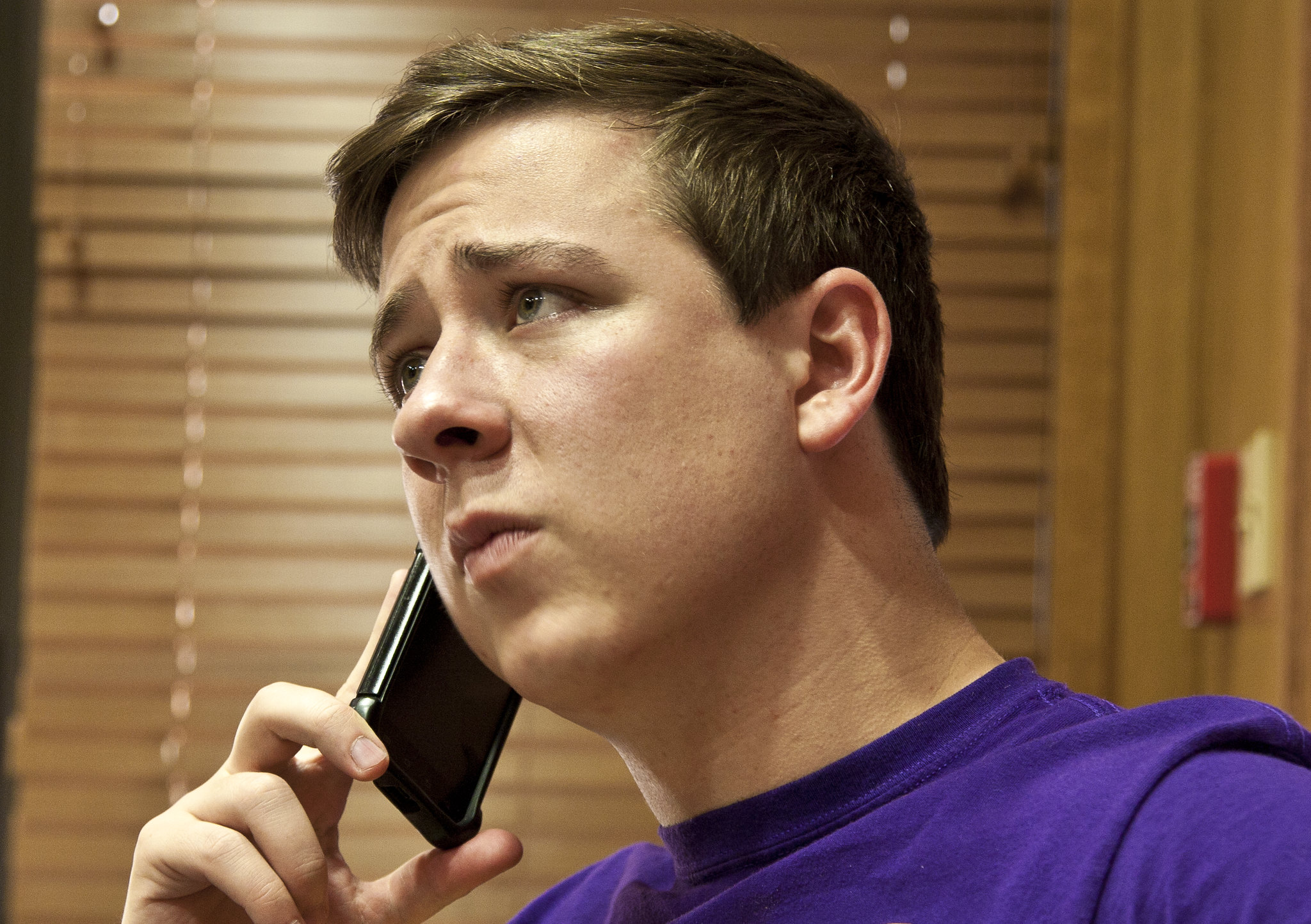 Un homme bouleversé et plein de remords qui parle à quelqu'un au téléphone | Source : Flickr