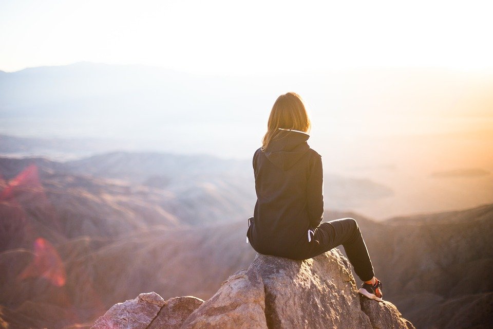 Femme observant l'horizon | Photo : Pixabay