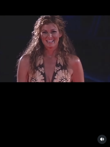 Faith Hill sourit pendant un concert de Soul2Soul, quelques années avant la demande en mariage mémorable qui a changé le cours de sa relation avec Tim McGraw. Ce moment est survenu après que McGraw lui a demandé de l'épouser lors d'un festival de musique country — et avant qu'il ne découvre la réponse qu'elle lui avait laissée, écrite avec du rouge à lèvres.  | Source : Instagram/thetimmcgraw