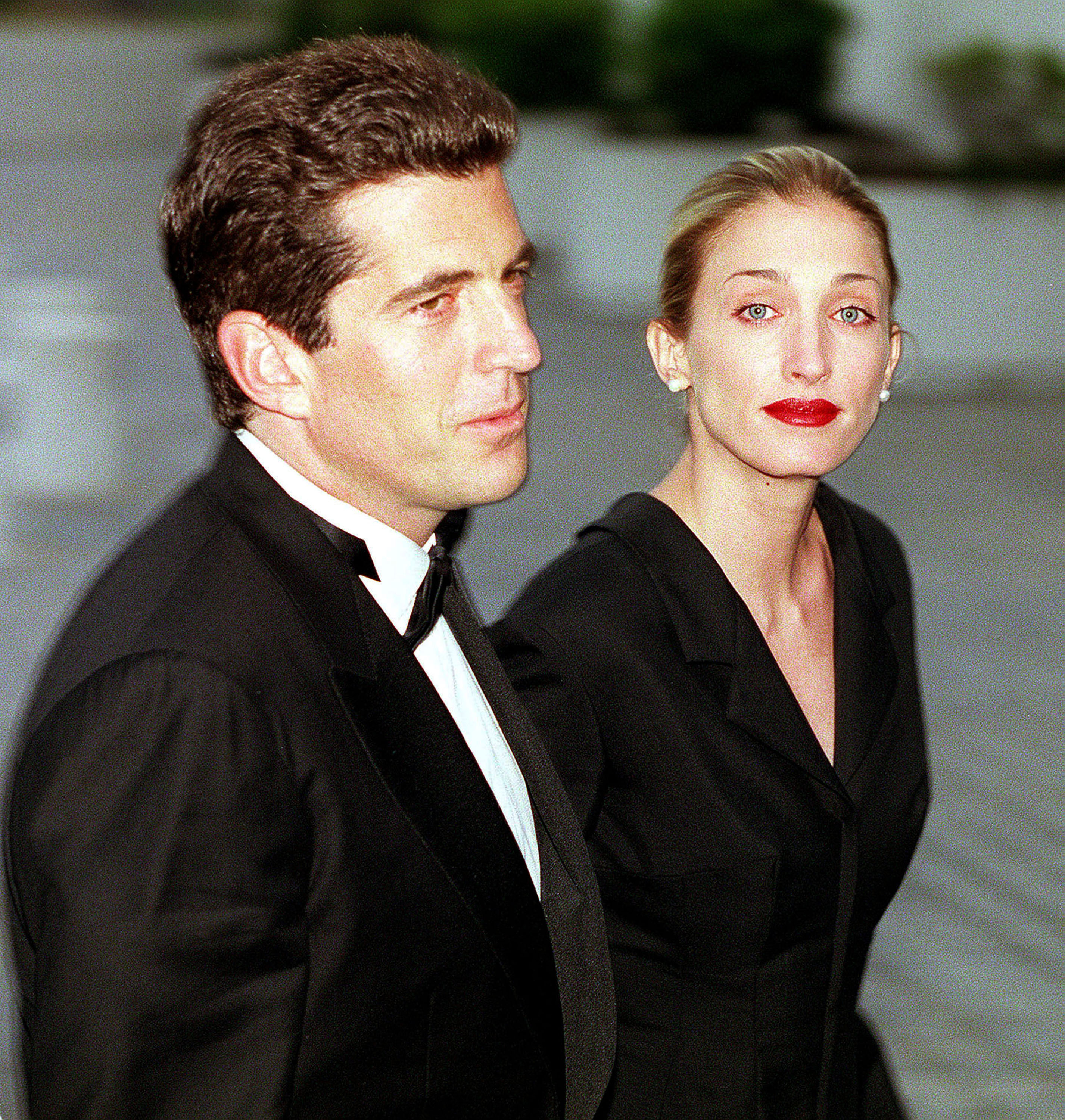 John F. Kennedy Jr. et Carolyn Bessette lors du dîner annuel de la fondation de la bibliothèque John F. Kennedy et de la remise des prix Profiles in Courage, le 23 mai 1999, à la bibliothèque Kennedy de Boston, Massachusetts. | Source : Getty Images