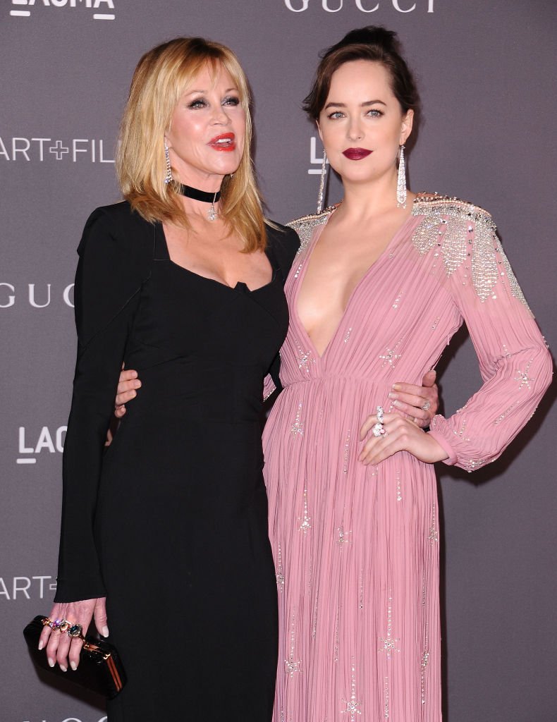 Melanie Griffith et Dakota Johnson assistent au gala Art + Film 2017 du LACMA, le 4 novembre 2017 à Los Angeles, en Californie. | Source : Getty images
