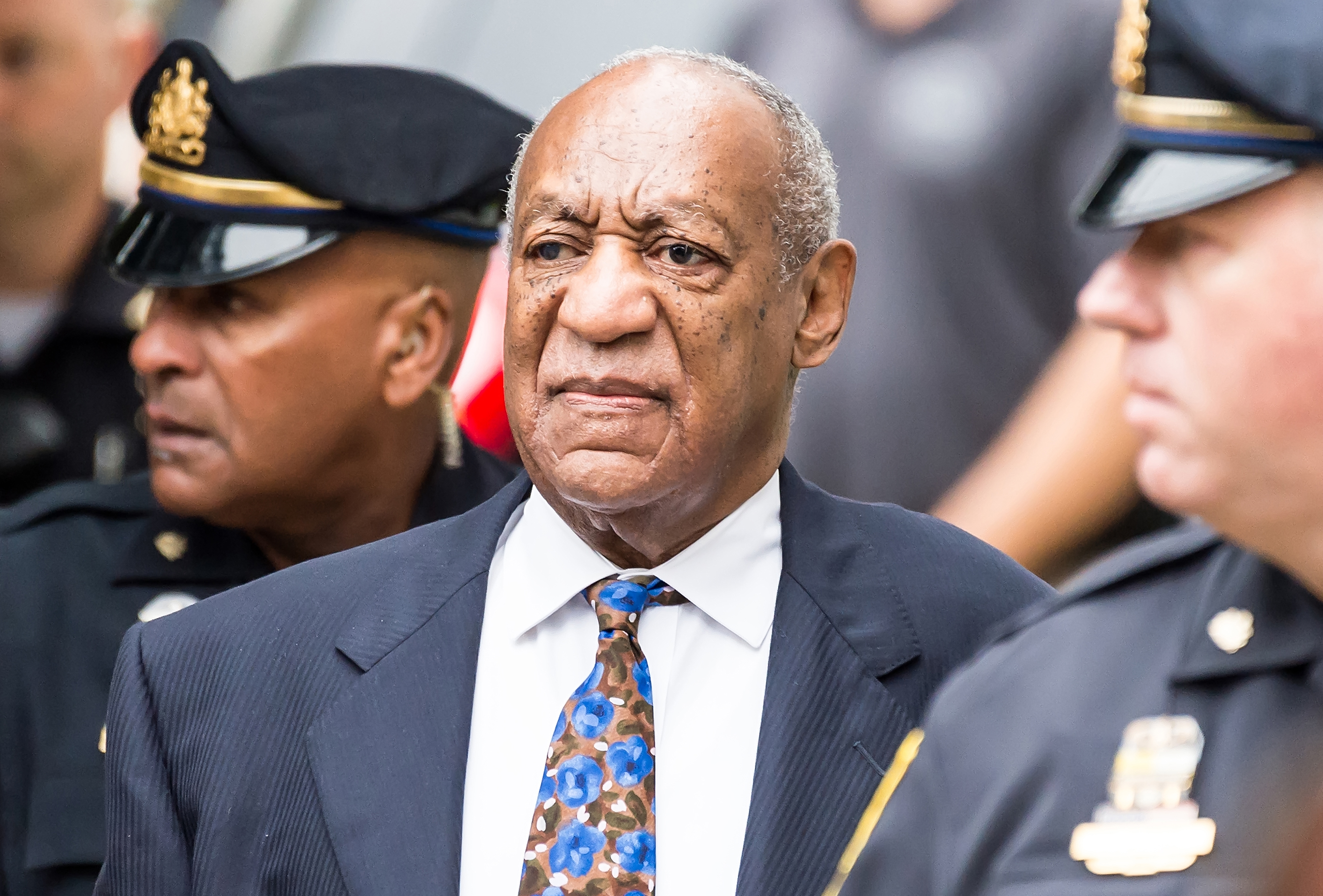 L'acteur/comédien debout Bill Cosby arrive pour le prononcé de sa peine dans le cadre de son procès pour agression sexuelle au palais de justice du comté de Montgomery, le 24 septembre 2018, à Norristown, en Pennsylvanie | Source : Getty Images