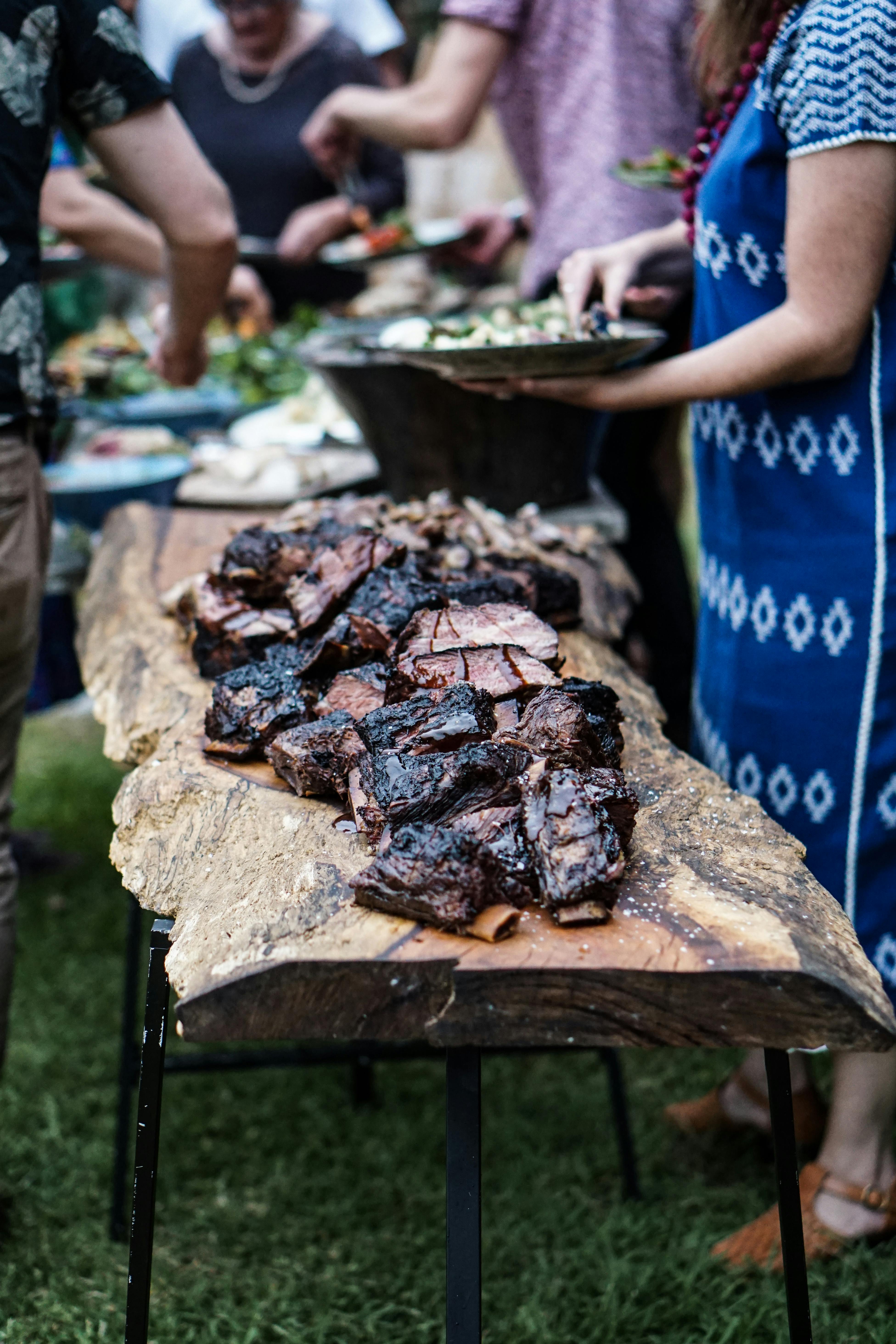 Famille profitant d'un barbecue | Source : Pexels