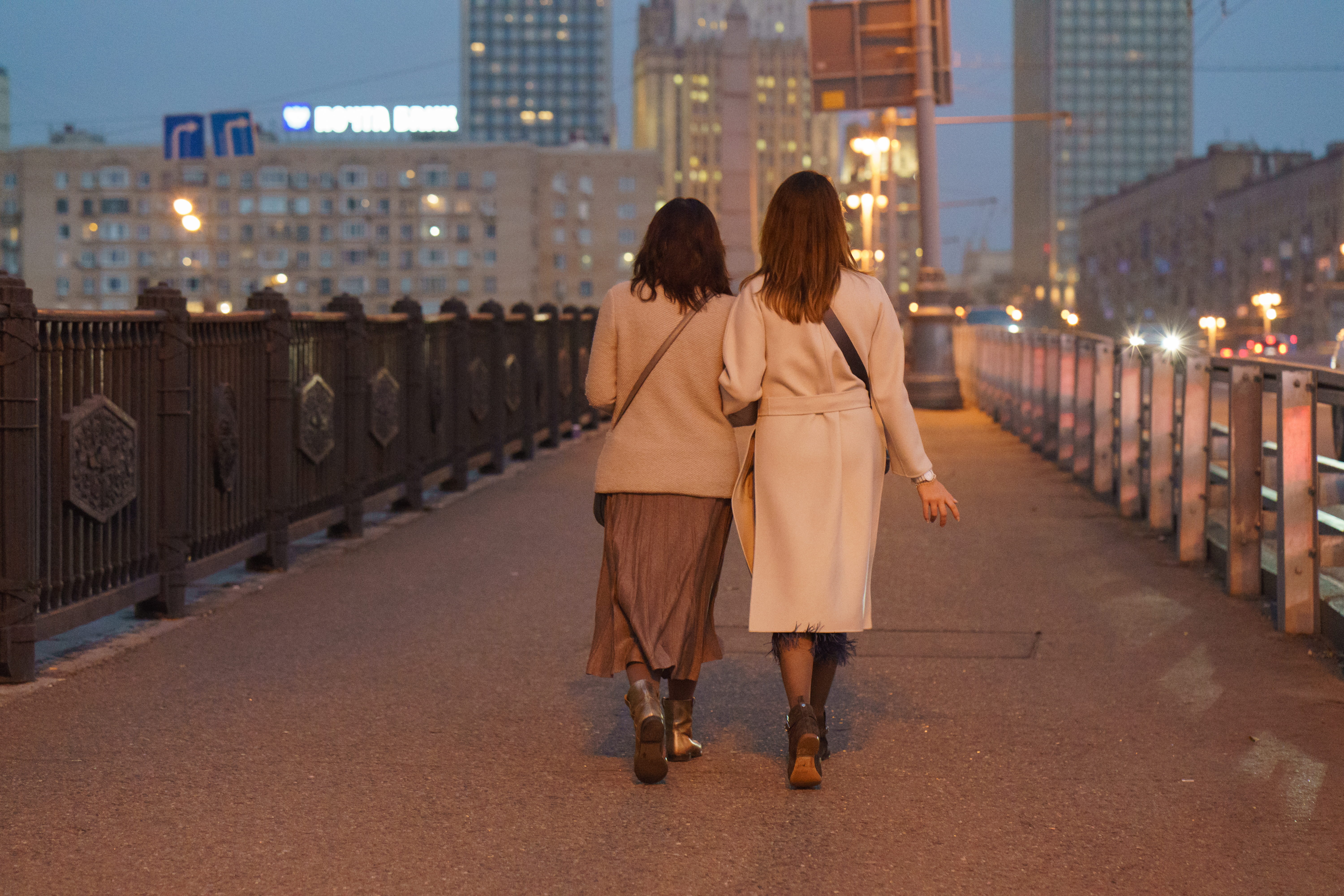 Mujeres en la calle | Fuente: Shutterstock