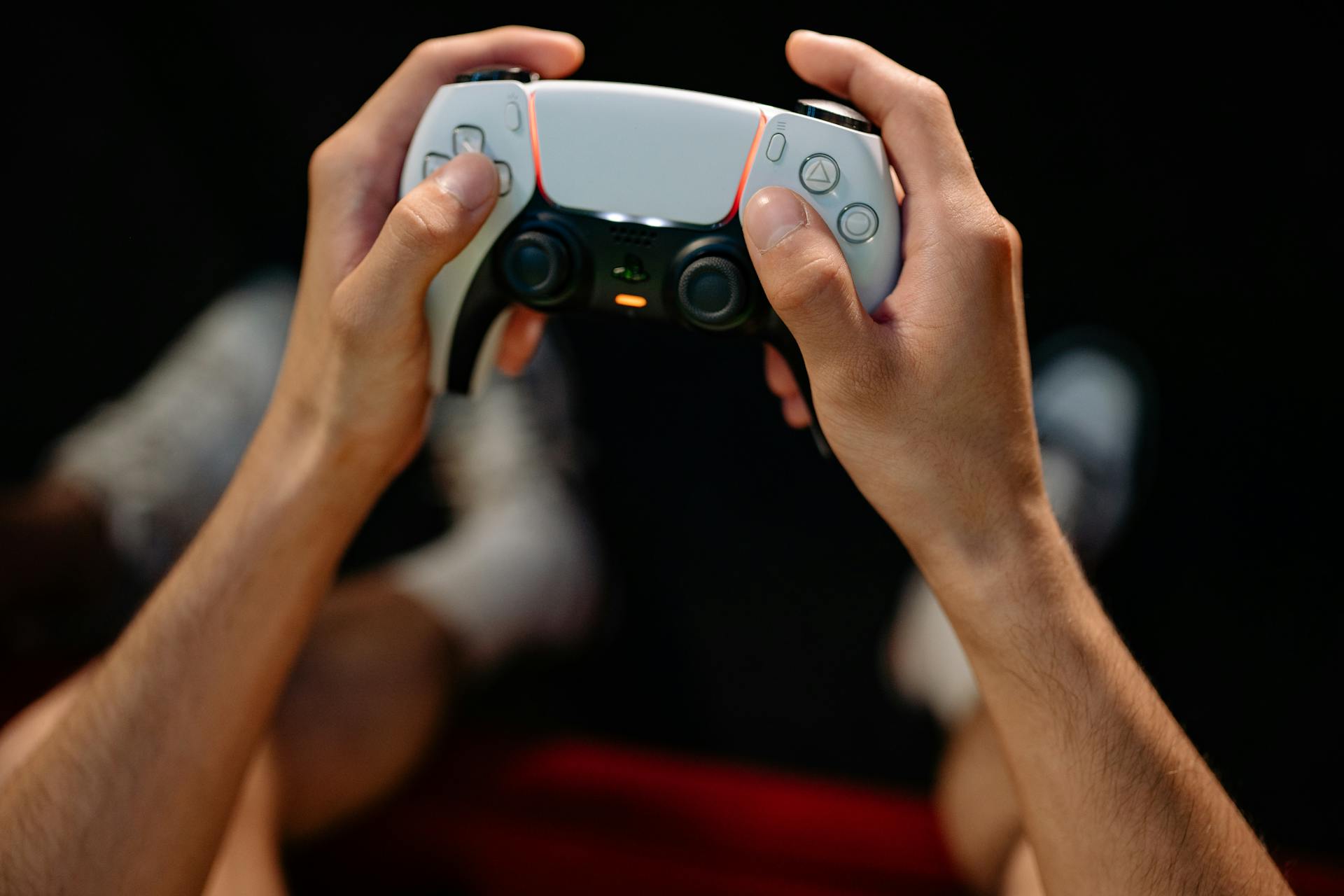 Un homme tenant une manette | Source : Pexels