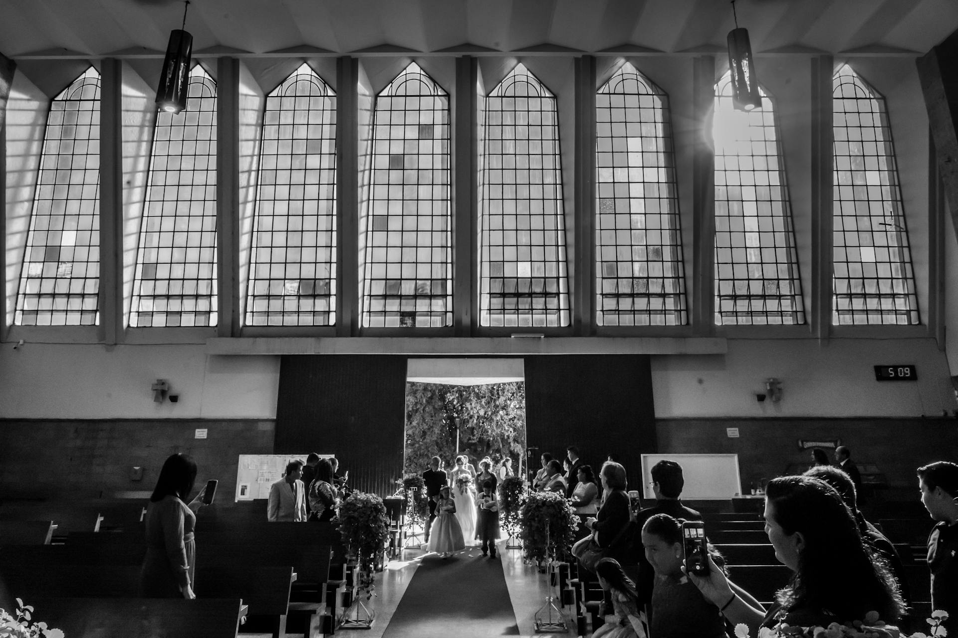 Photo en niveaux de gris d'invités à une cérémonie de mariage | Source : Pexels