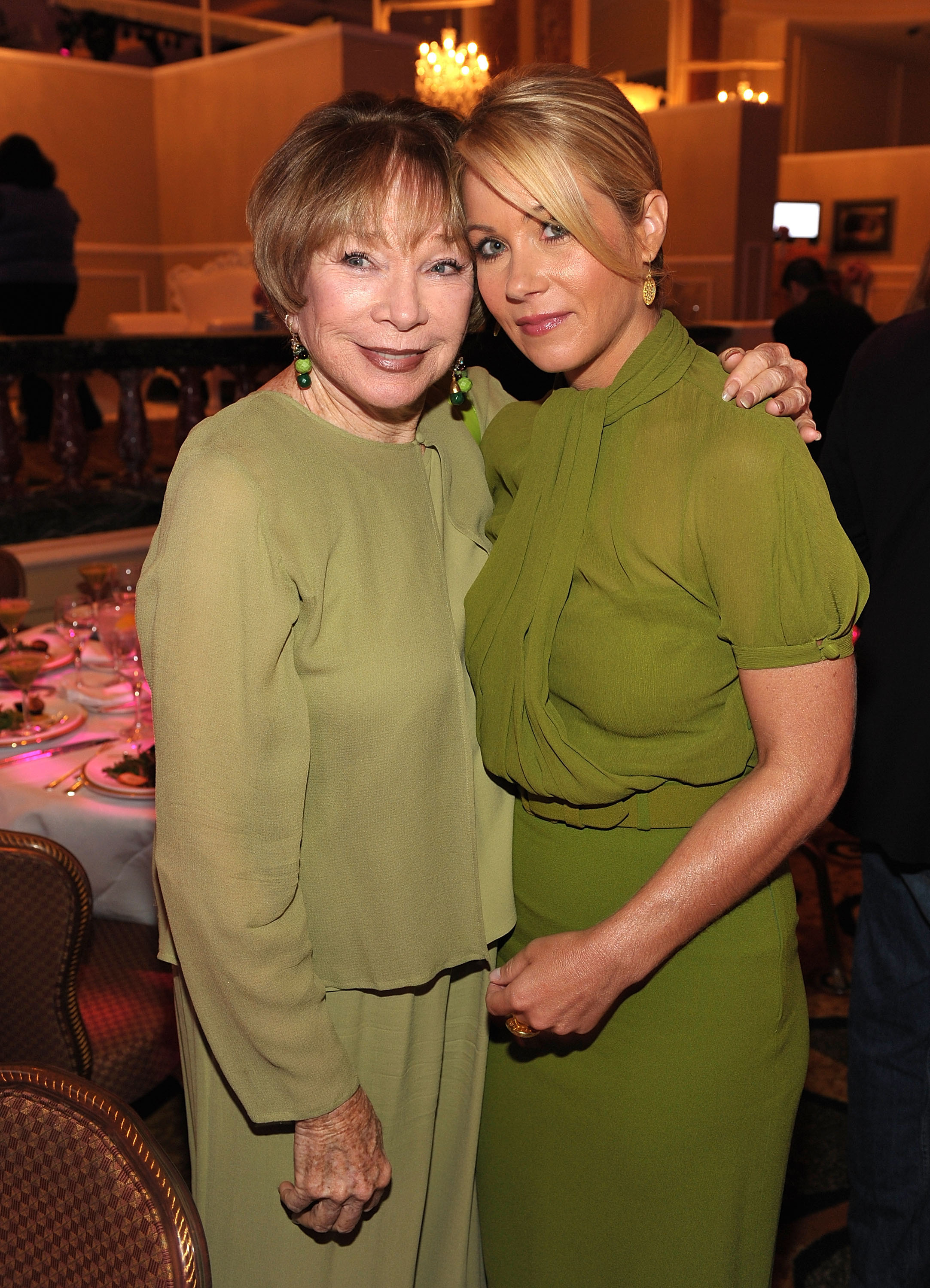 Shirley MacLaine et Christina Applegate assistent au 1er déjeuner annuel Power of Women de Variety à Beverly Hills, Californie, le 24 septembre 2009. | Source : Getty Images