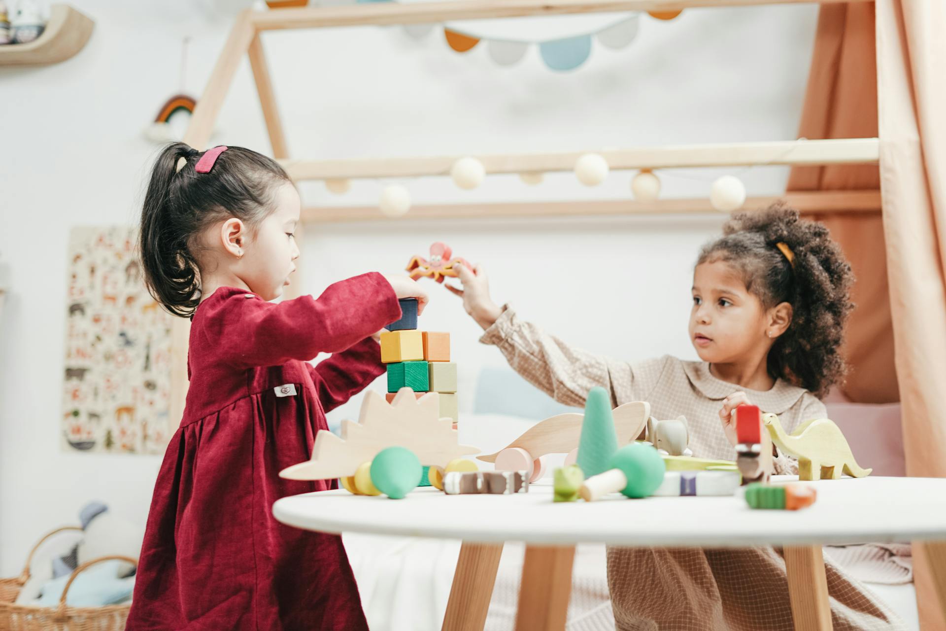 Enfants jouant avec des blocs de bois | Source : Pexels