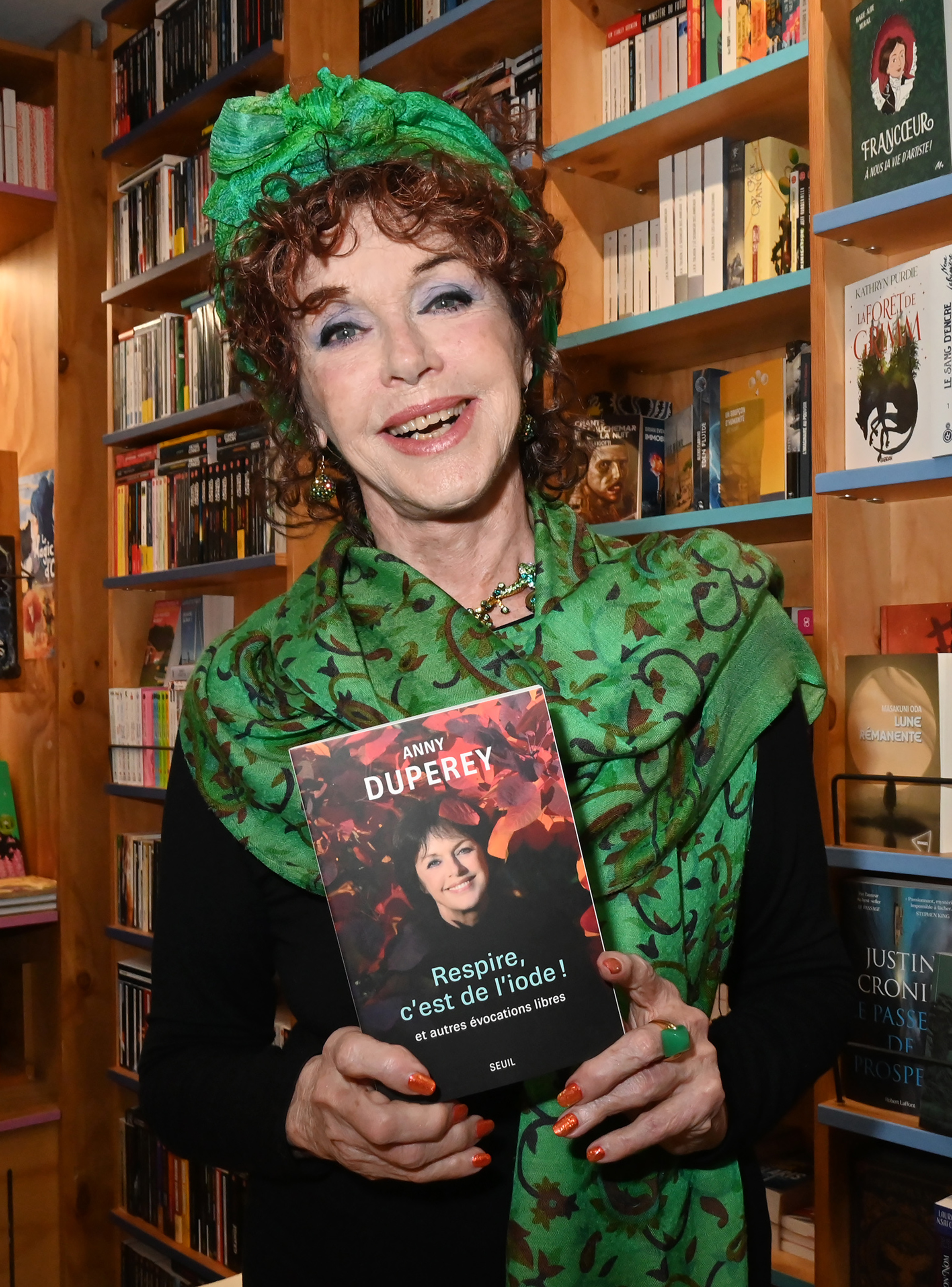 L'actrice Anny Duperey assiste à la séance de dédicace de son livre "Respire C'est de L'Iode" à la Librairie de La 25eme Heure, le 9 avril 2025 à Paris, en France I Source : Getty Images