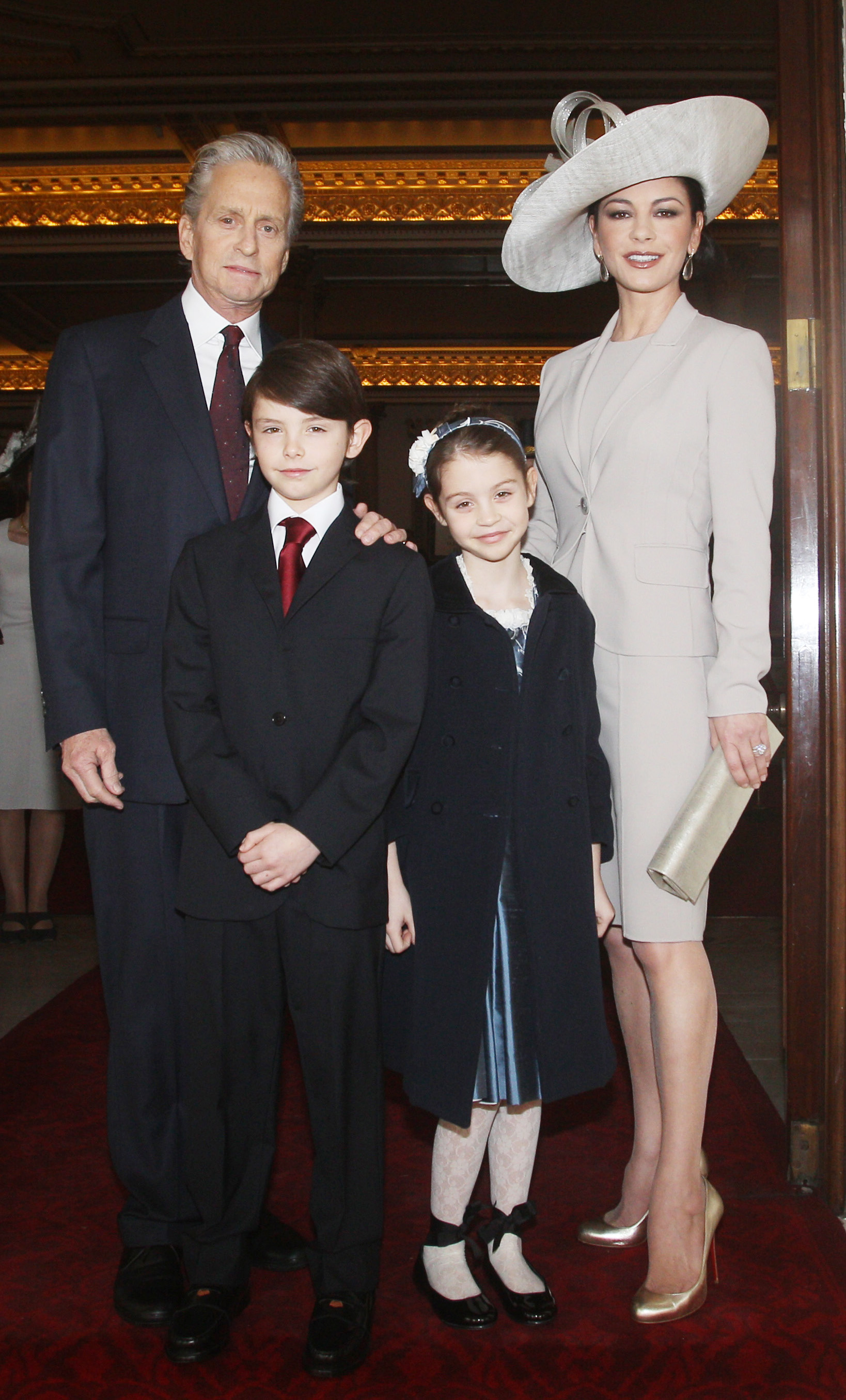 Catherine Zeta Jones et Michael Douglas avec leurs enfants Dylan et Carys à Londres en 2011. | Source : Getty Images