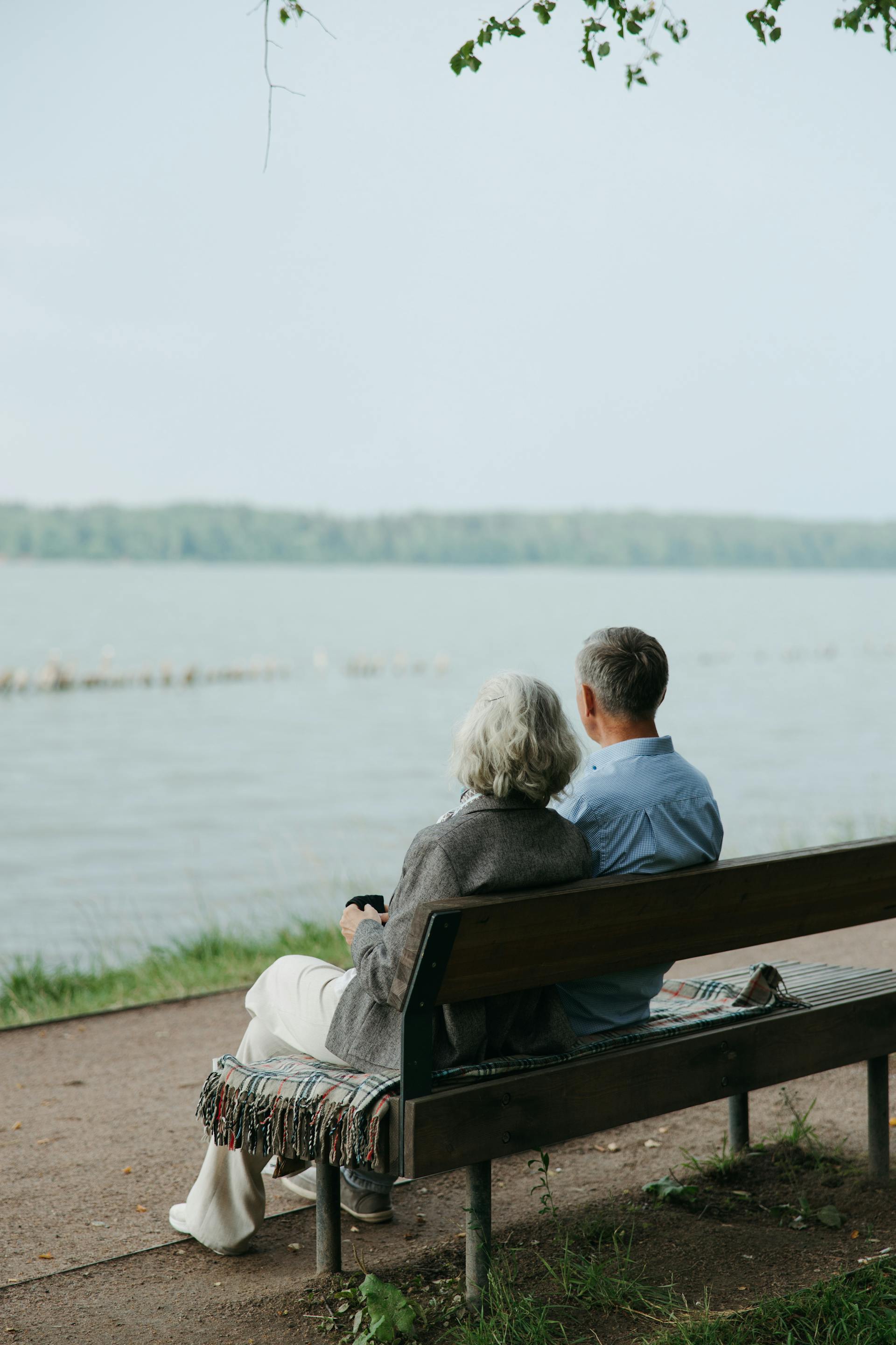 Un couple de seniors assis sur un banc | Source : Pexels