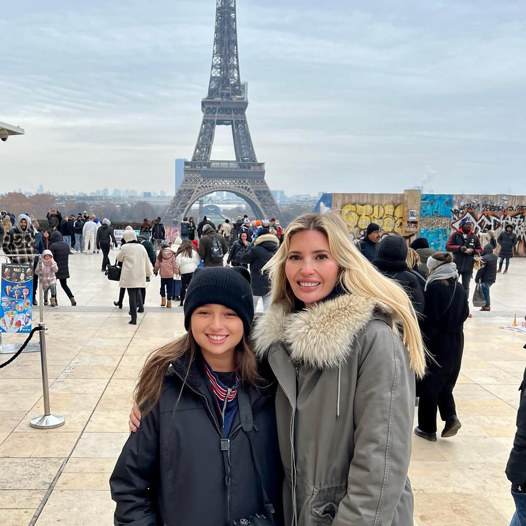 Arabella Kushner et Ivanka Trump posent pour une photo, datée de décembre 2022 | Source : Instagram/ivankatrump