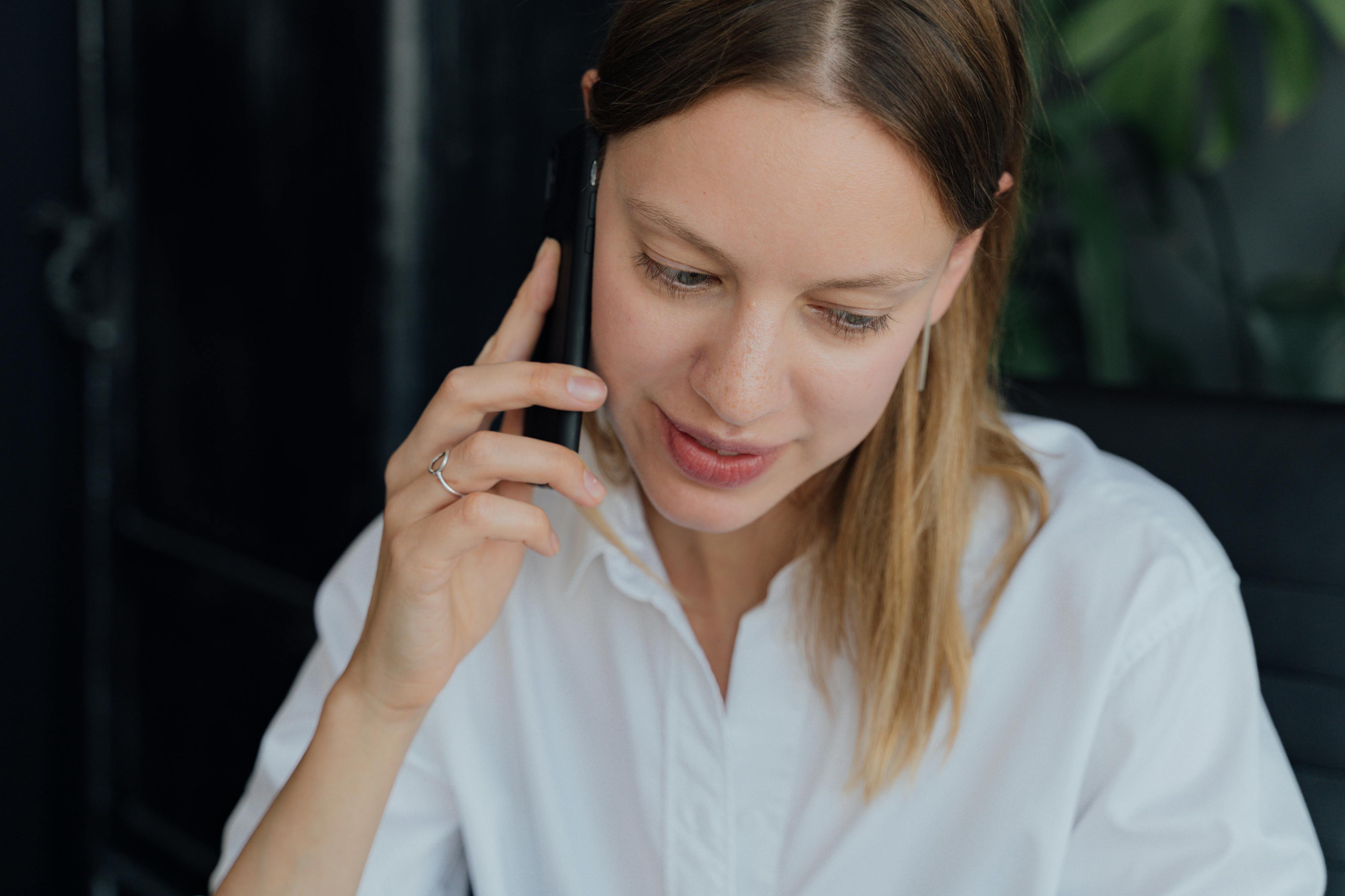 Une femme en train de téléphoner | Source : Pexels