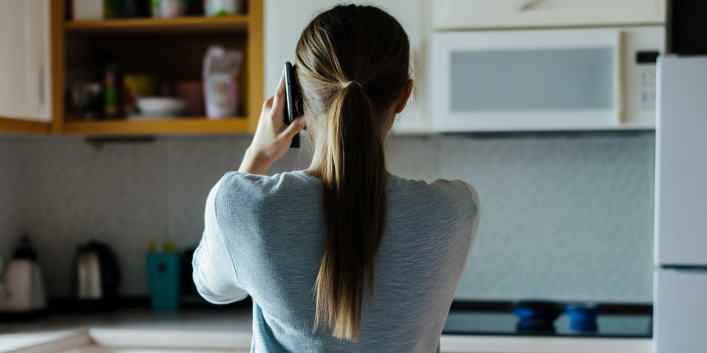 Une jeune femme qui parle au téléphone | Source : Amomama