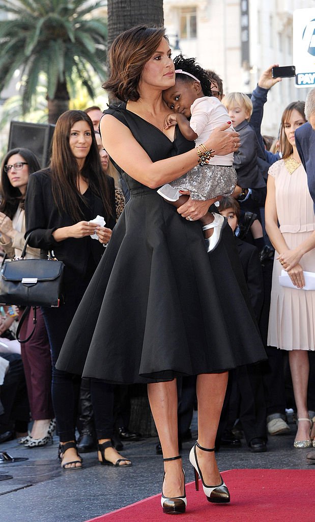 Mariska Hargitay et sa fille Amaya assister à la cérémonie en l'honneur de Mariska Hargitay avec une étoile sur le Hollywood Walk of Fame le 8 novembre 2013 à Hollywood, Californie. | Photo : Getty Images