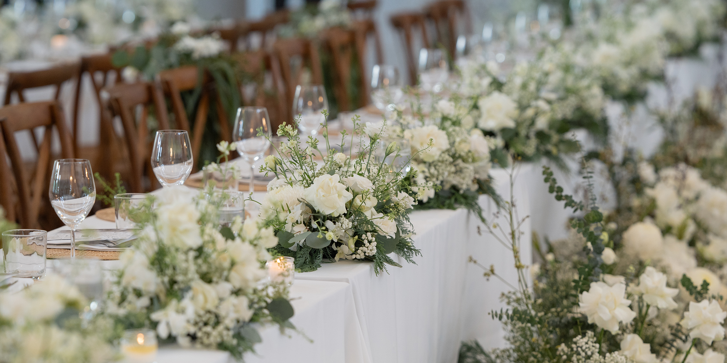 Table dressée pour le dîner de mariage | Source : AmoMama