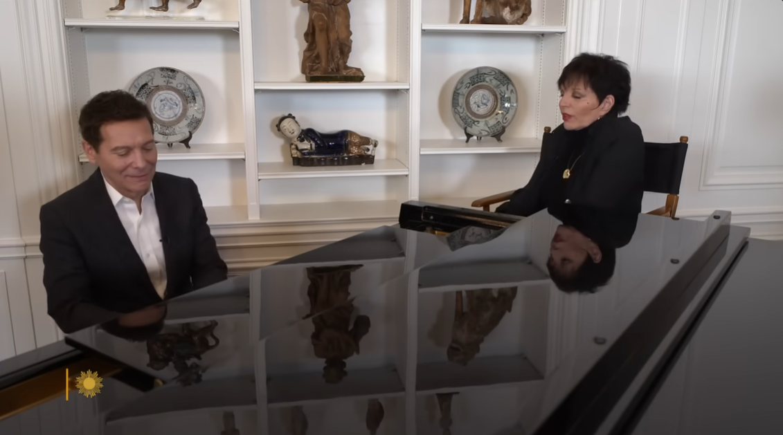 Michael Feinstein joue du piano pendant que Liza Minnelli chante devant lui. | Source : YouTube/CBSSundayMorning