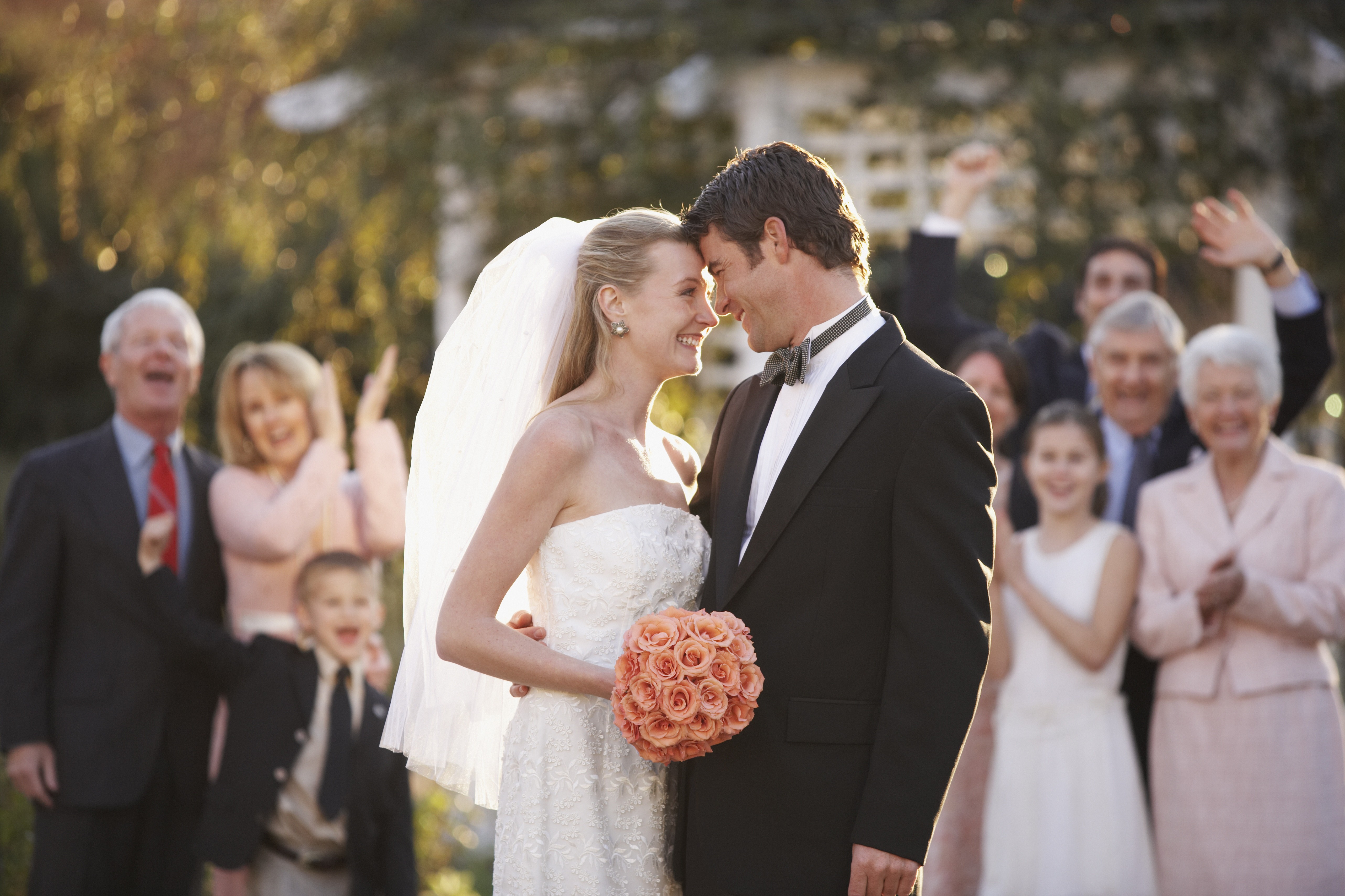 Des mariés partageant un sourire sous le regard des invités | Source : Getty Images