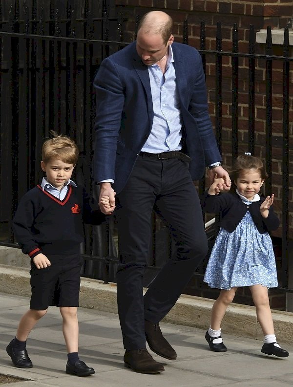 Prince William, Prince George et Princesse Charlotte au St Mary's Hospital le 23 avril 2018 à Londres, Angleterre | Photo : Getty Images